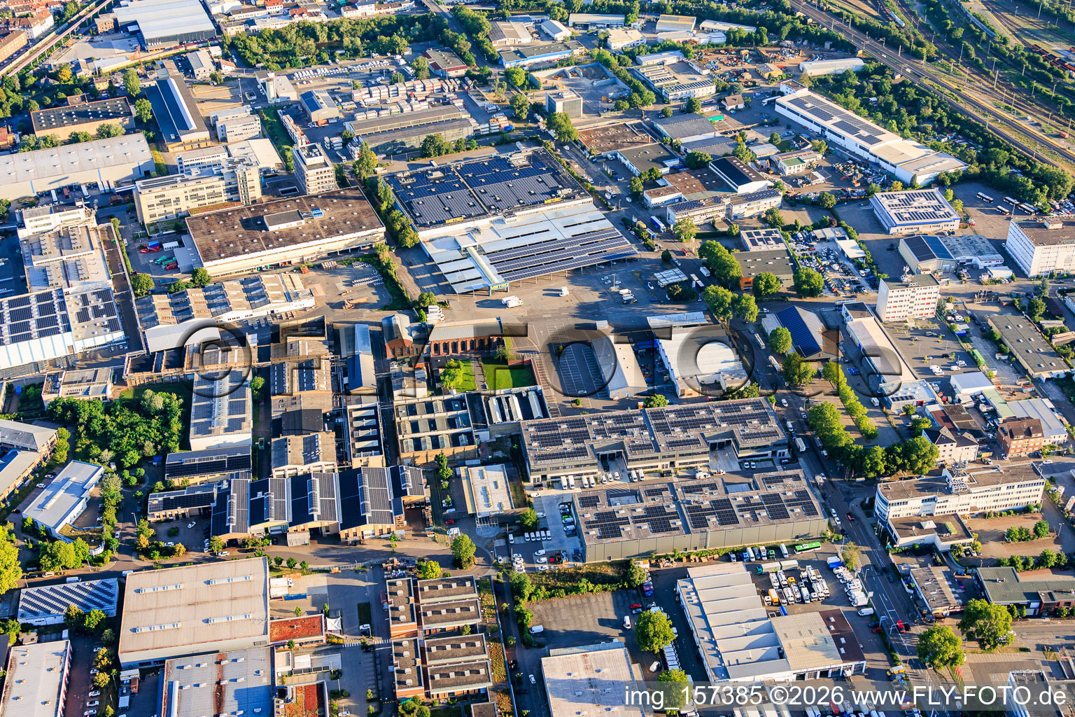Gewerbegebiet Floßwörthstraße von Südosten mit transmed Transport GmbH Niederlassung Mannheim, METRO Mannheim, Alte Schildkrötfabrik und PHOENIX Pharma SE im Ortsteil Neckarau im Bundesland Baden-Württemberg, Deutschland