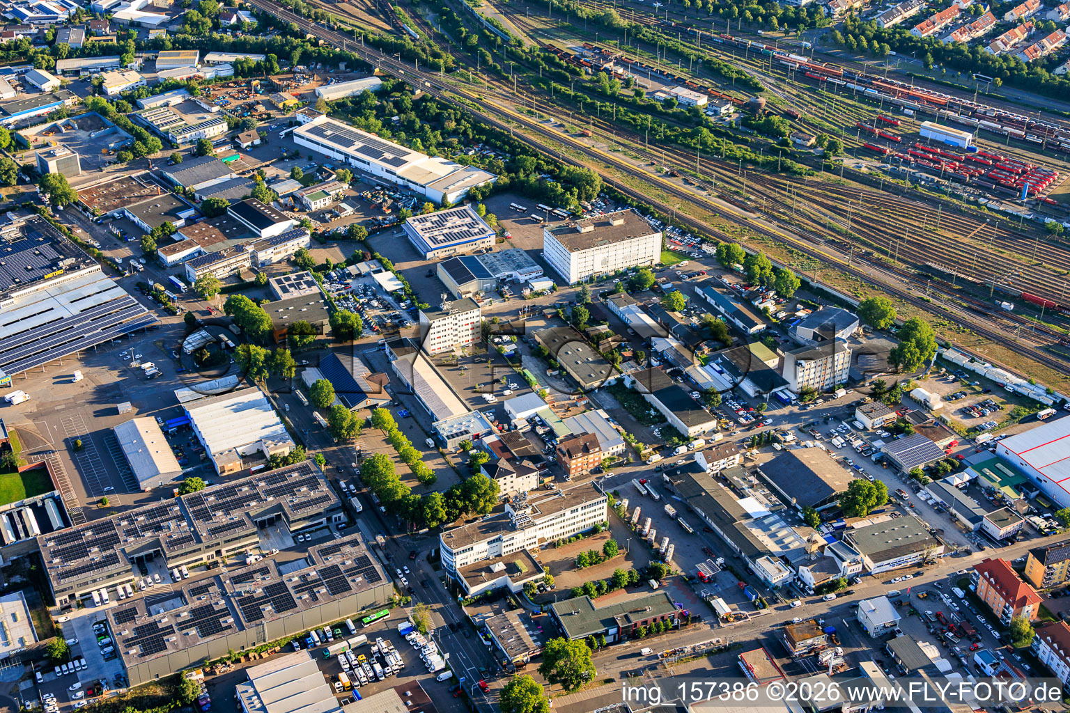 Gewerbegebiet Floßwörthstraße von Südosten mit tMKüchen Mannheim, vBus GmbH und häuselmann metall GmbH im Ortsteil Neckarau im Bundesland Baden-Württemberg, Deutschland