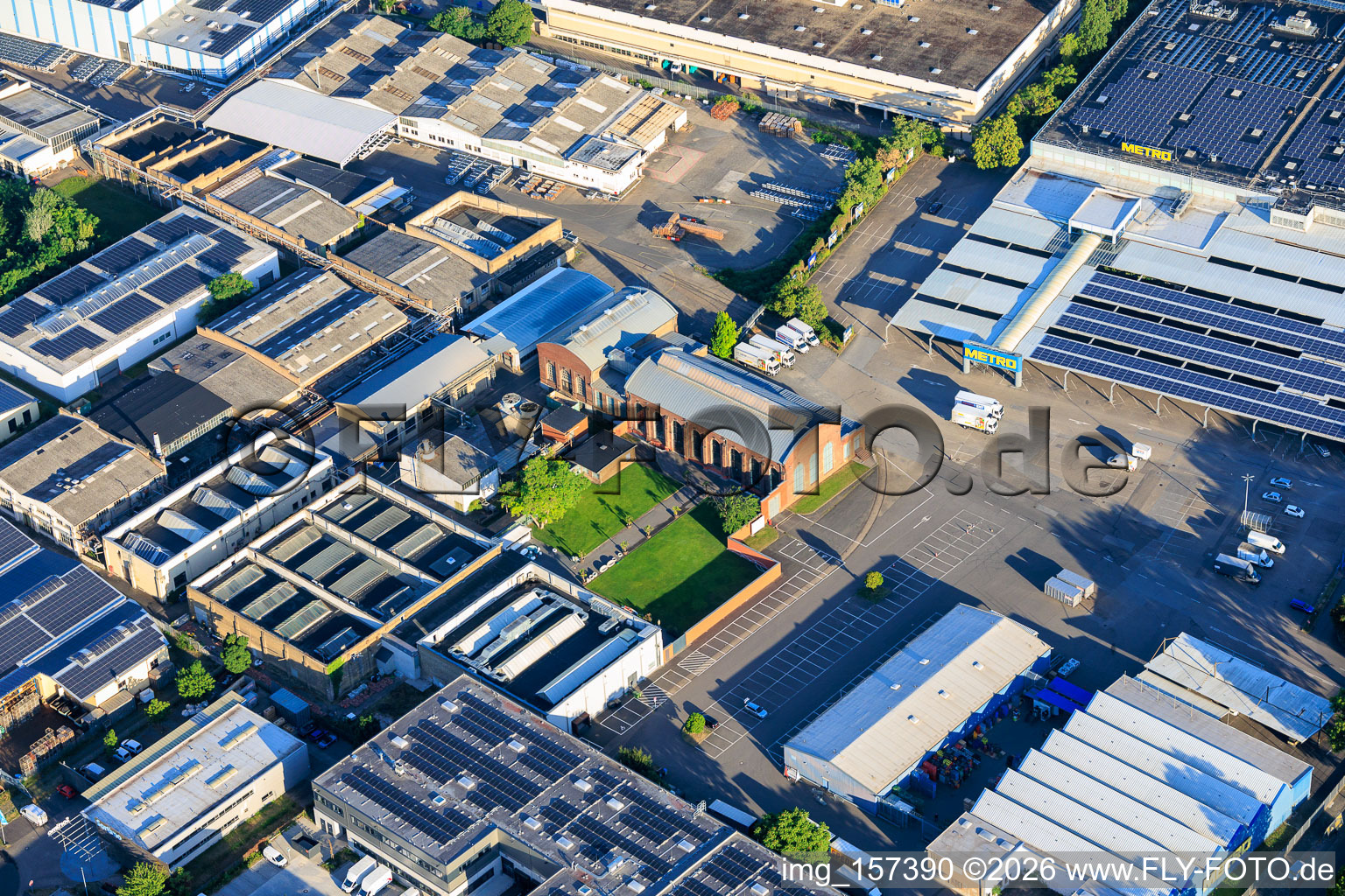 Alte Schildkrötfabrik von Osten im Ortsteil Neckarau in Mannheim im Bundesland Baden-Württemberg, Deutschland