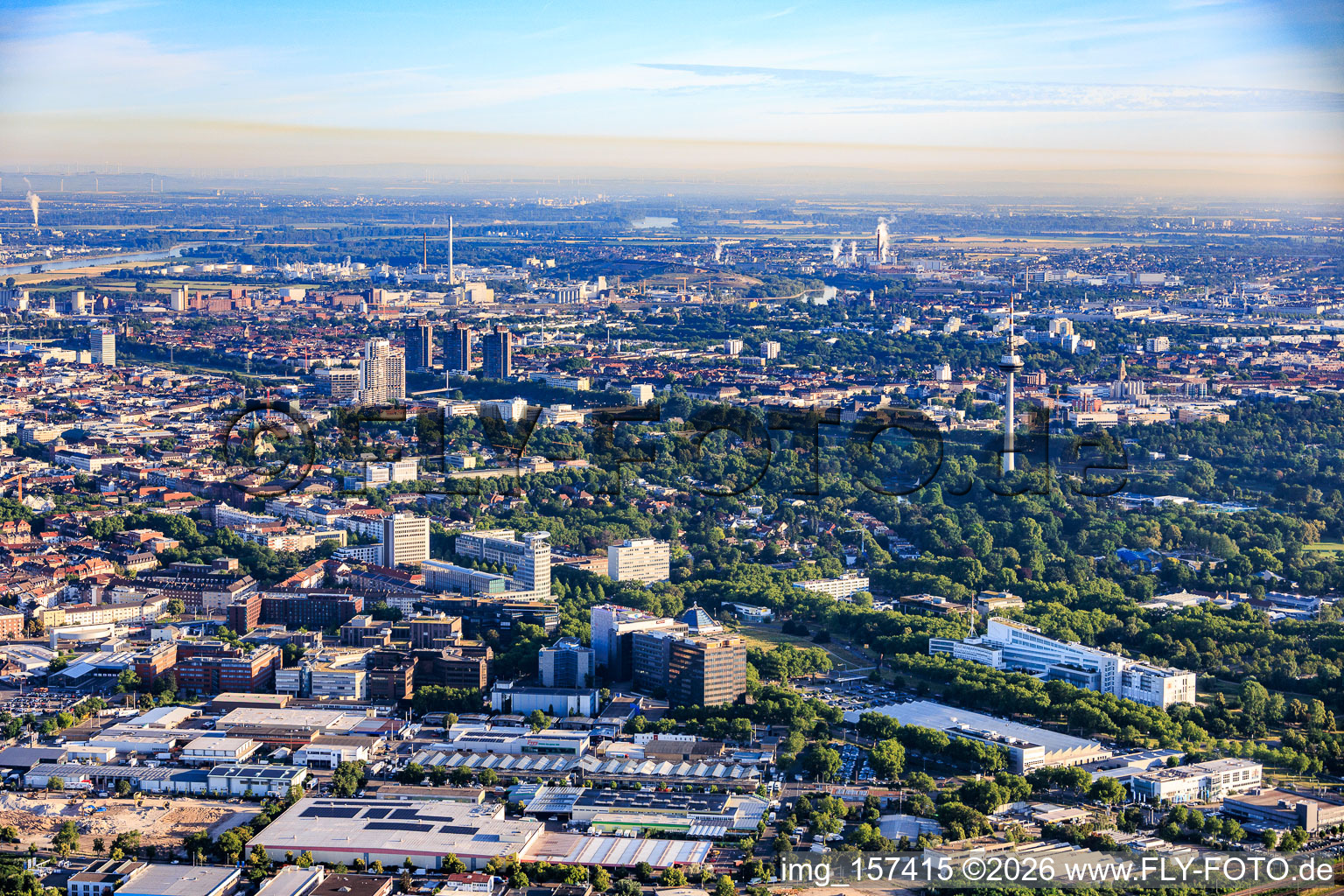 Stadtansicht aus Südosten mit Luisenpark und Fernmeldeturm im Ortsteil Oststadt in Mannheim im Bundesland Baden-Württemberg, Deutschland