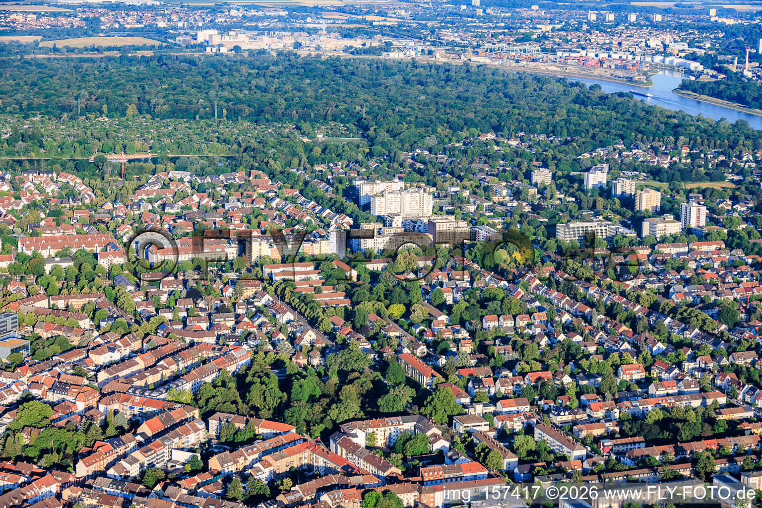 Stadtteilübersicht aus Osten vom August-Bebel-Park bis zum Waldpark am Rheinufer im Ortsteil Neckarau in Mannheim im Bundesland Baden-Württemberg, Deutschland