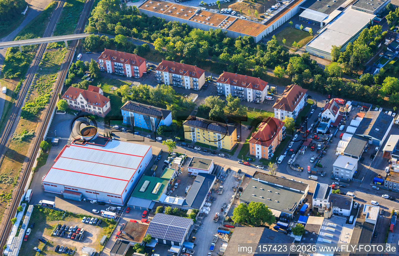 Wohnsiedlungsbauten und Pepperl+Fuchs Vertrieb Deutschland GmbH in der Franz-Grashof-Straße von Westen im Ortsteil Neckarau in Mannheim im Bundesland Baden-Württemberg