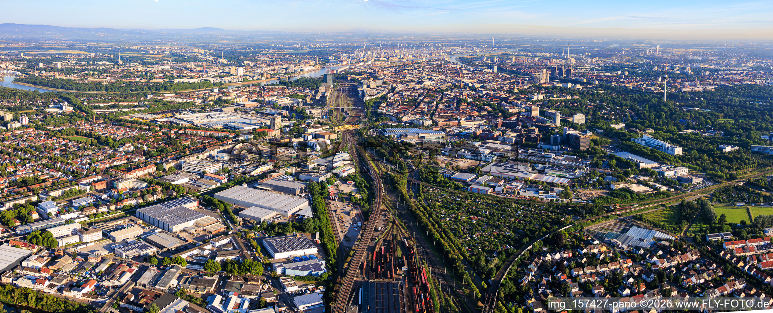 Stadtteilansicht aus Osten beidseits der Bahngleise bis zum Rhein mit Rhenus Automotive und John Deere GmbH & Co KG vorn Gewerbegebiet Fahrlach im Ortsteil Almenhof in Mannheim im Bundesland Baden-Württemberg, Deutschland