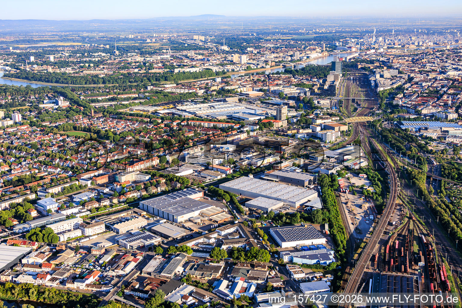 Stadtteilansicht aus Osten von den Bahngleisen bis zum Rhein mit Rhenus Automotive und John Deere GmbH & Co KG im Ortsteil Almenhof in Mannheim im Bundesland Baden-Württemberg, Deutschland
