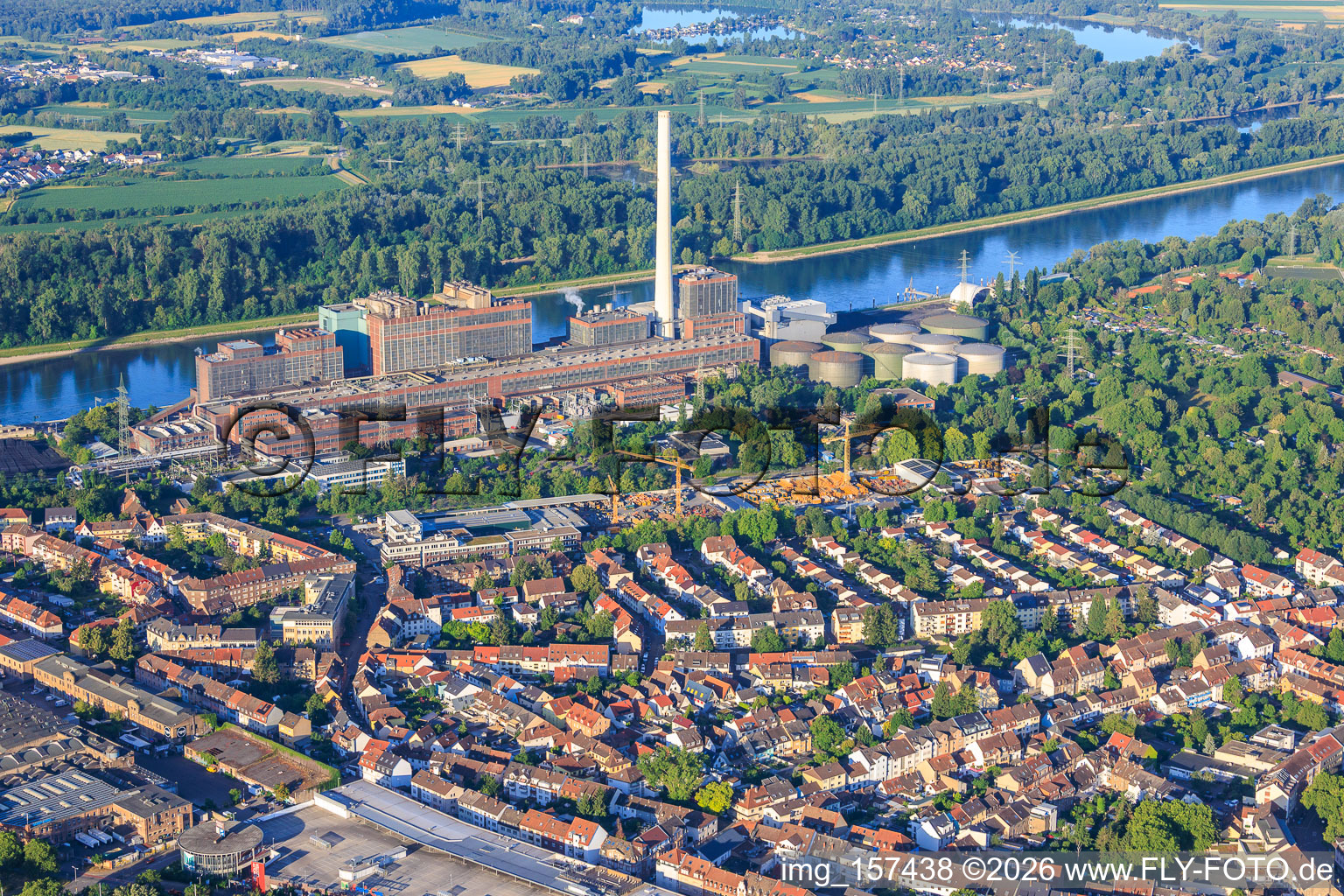 Alte Gebäude des Grosskraftwerk Mannheim am Rheinufer aus Norden im Ortsteil Neckarau im Bundesland Baden-Württemberg, Deutschland