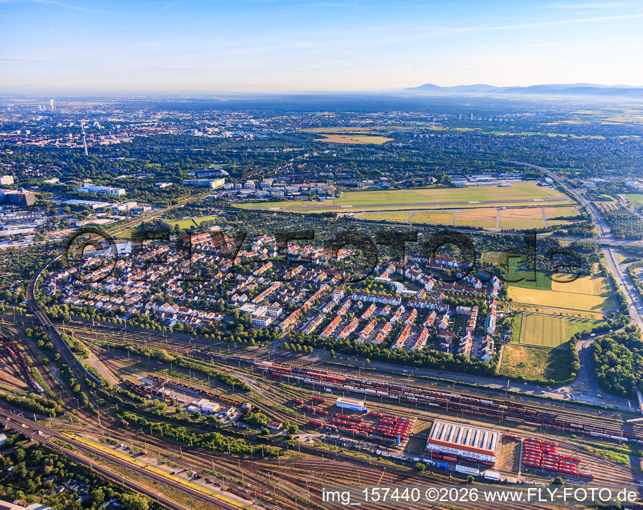 Ortsansicht aus Süden zwischen Rangierbahnhof und City Airport Mannheim im Ortsteil Neuhermsheim im Bundesland Baden-Württemberg, Deutschland