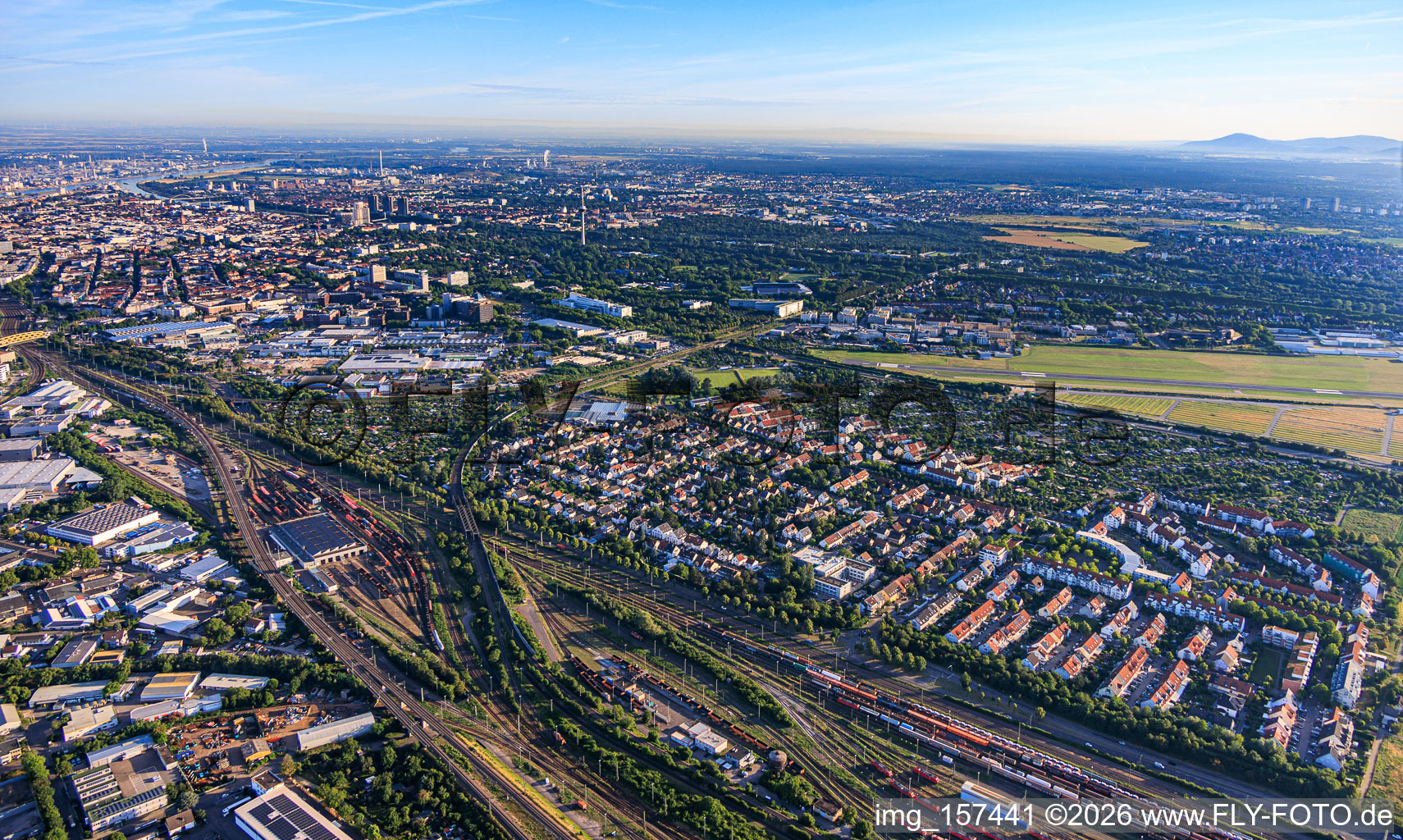 Stadtsansicht aus Südosten zwischen Rangierbahnhof. City AirportMannheim und im Ortsteil Oststadt im Bundesland Baden-Württemberg, Deutschland