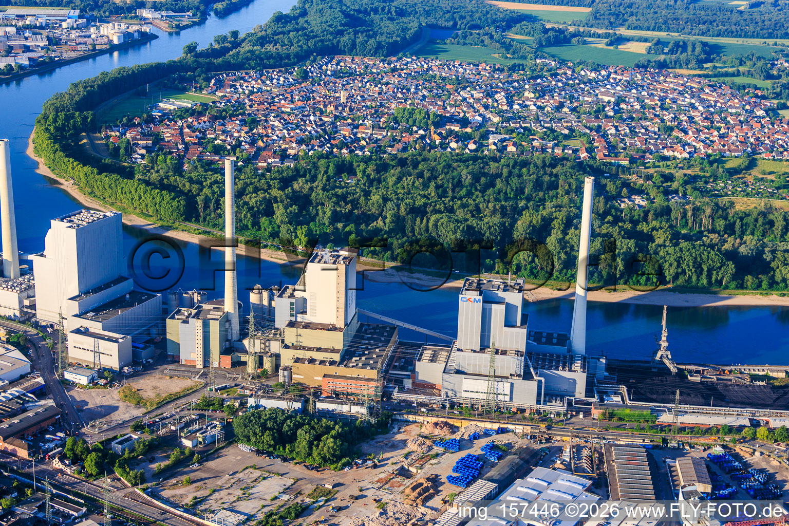 Neuere Blöcke des Grosskraftwerk Mannheim am Rheinufer im Hintergrund Altrip im Ortsteil Neckarau im Bundesland Baden-Württemberg, Deutschland
