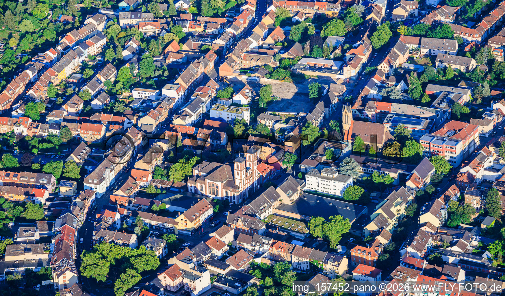 Zentrum zwischen Friedrichstraße und Rheingoldstraße mit St. Jakobus Kirche, Matthäuskirche im Ortsteil Neckarau in Mannheim im Bundesland Baden-Württemberg, Deutschland