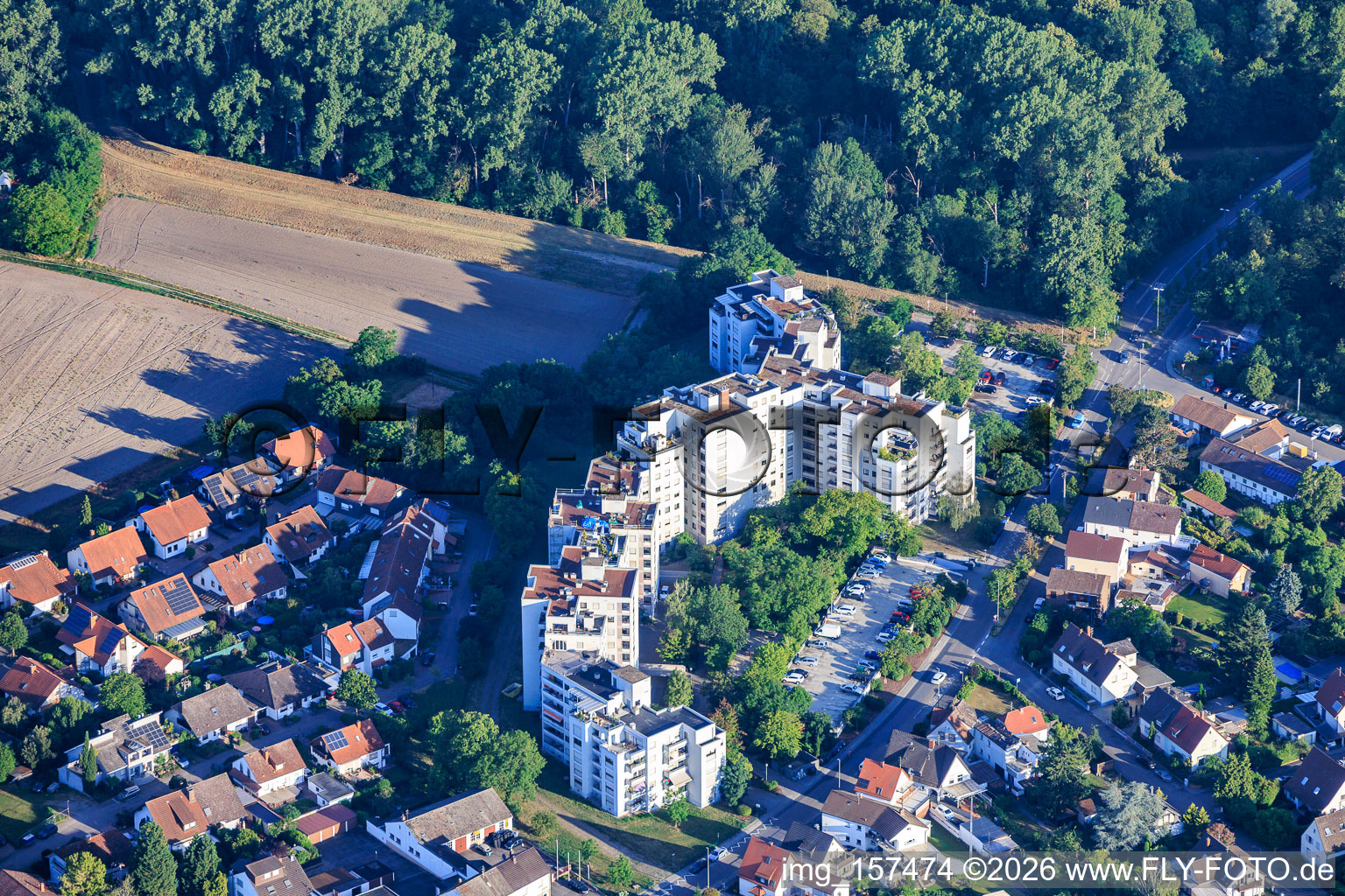 Moderen Wohnhochäuser an der Ludwigshafener Straße u. Ranschgraben in Neuhofen im Bundesland Rheinland-Pfalz, Deutschland