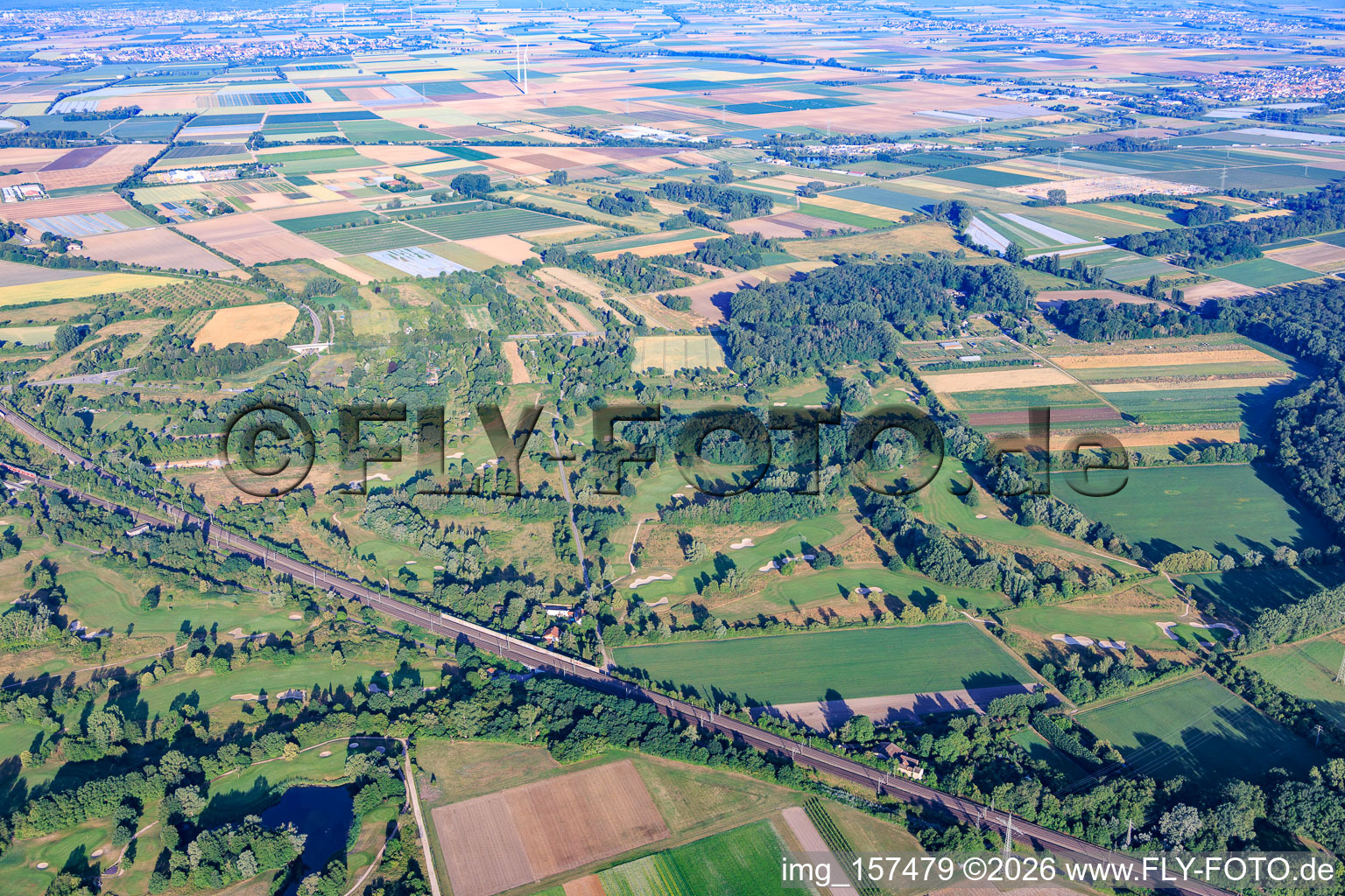 Golfplatz des Golfpark Kurpfalz westlich der Bahn in Schifferstadt im Bundesland Rheinland-Pfalz, Deutschland