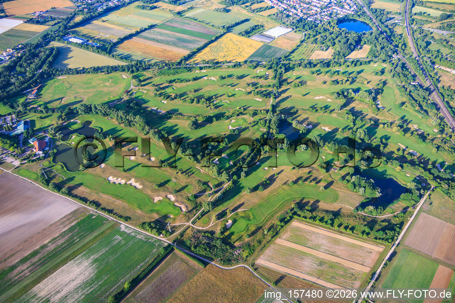 Golfplatz des Golfpark Kurpfalz östlich der Bahn in Schifferstadt im Bundesland Rheinland-Pfalz, Deutschland