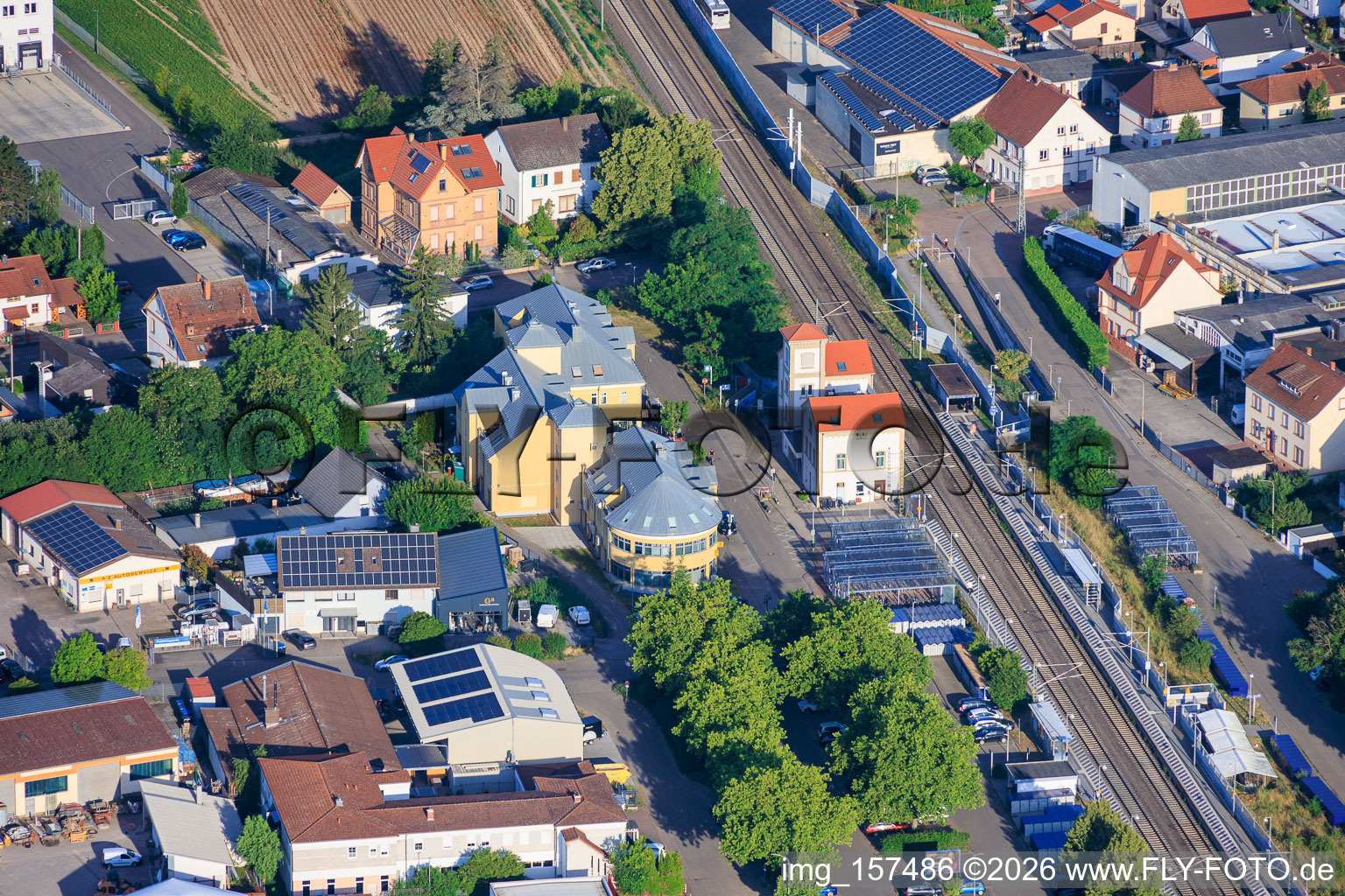 Bahnhof und Gewerbebau Am Bahnhofspl. mit OCLC GmbH im Ortsteil Böhl in Böhl-Iggelheim im Bundesland Rheinland-Pfalz, Deutschland