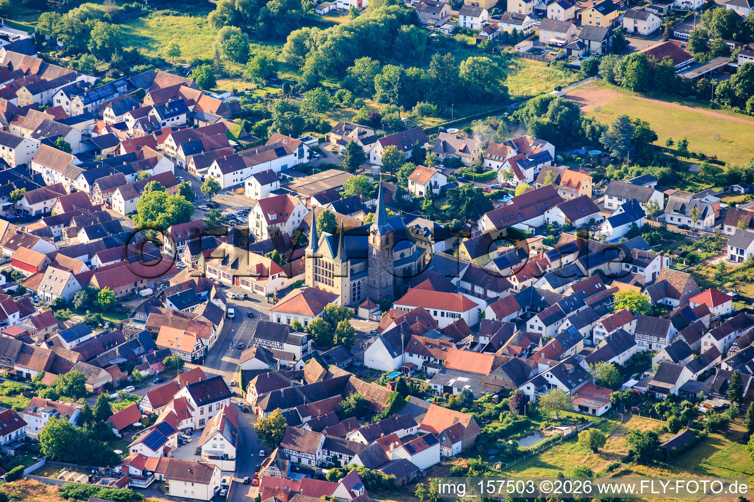 Kirche St. Peter und Paul mit 3 Türmen im Ortsteil Geinsheim in Neustadt an der Weinstraße im Bundesland Rheinland-Pfalz, Deutschland