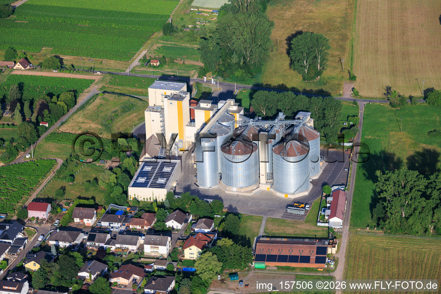 Silos und Produktionsgebäude der Mühle Cornexo GmbH von Nordosten in Freimersheim im Bundesland Rheinland-Pfalz, Deutschland