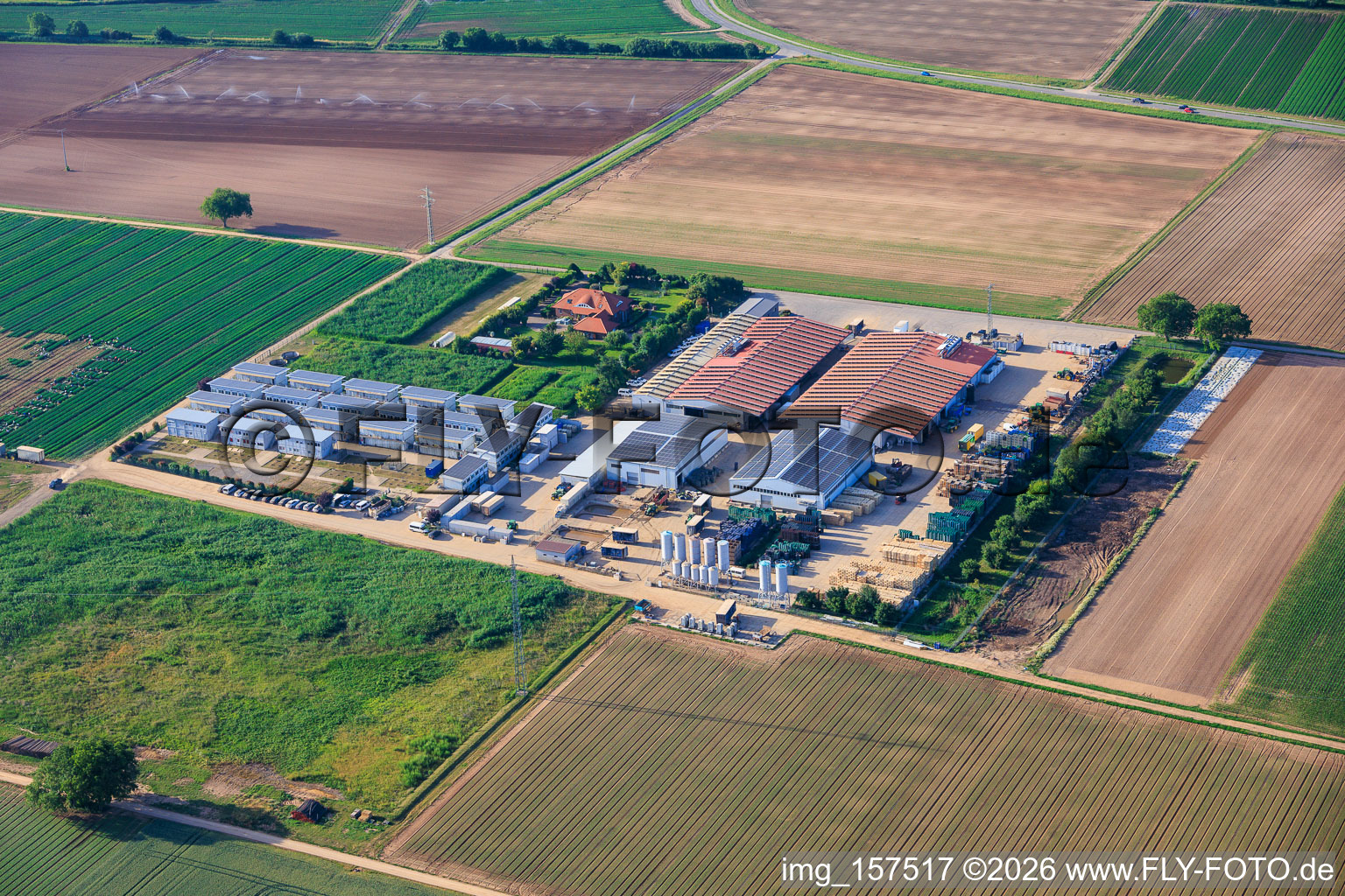 Hof, Wohncontainer und Hallen von Gemüseanbau - Dieter Stubenbordt in Zeiskam im Bundesland Rheinland-Pfalz, Deutschland