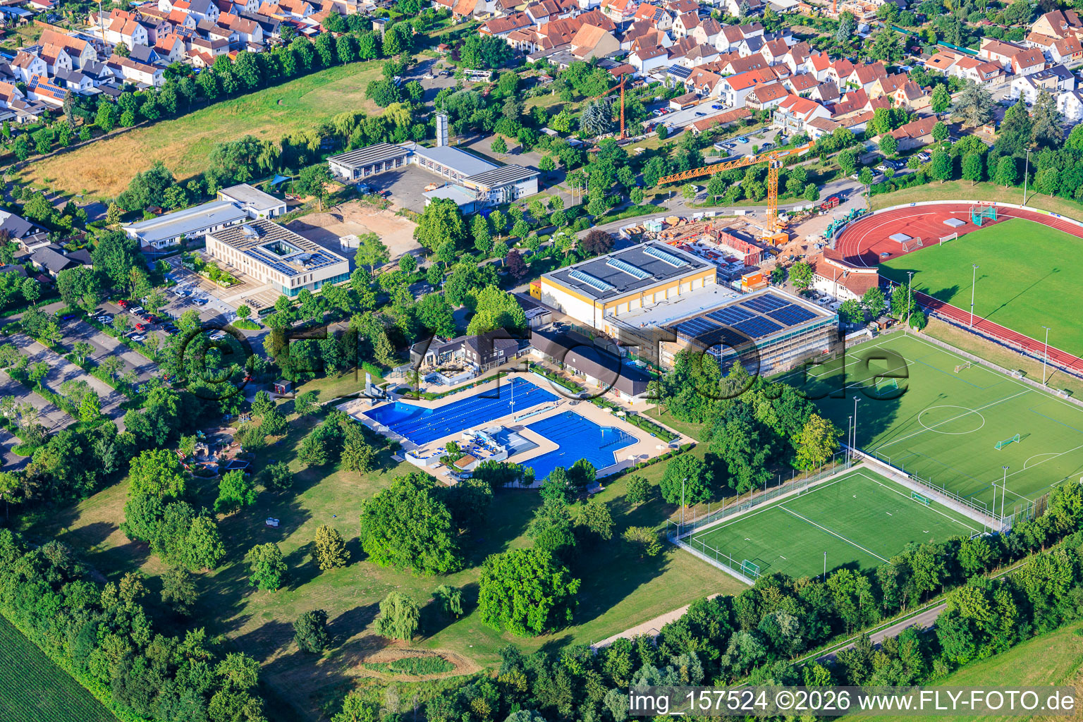 Queichtalhalle. Freibad und Queichtalstadion aus Nordosten in Offenbach an der Queich im Bundesland Rheinland-Pfalz, Deutschland