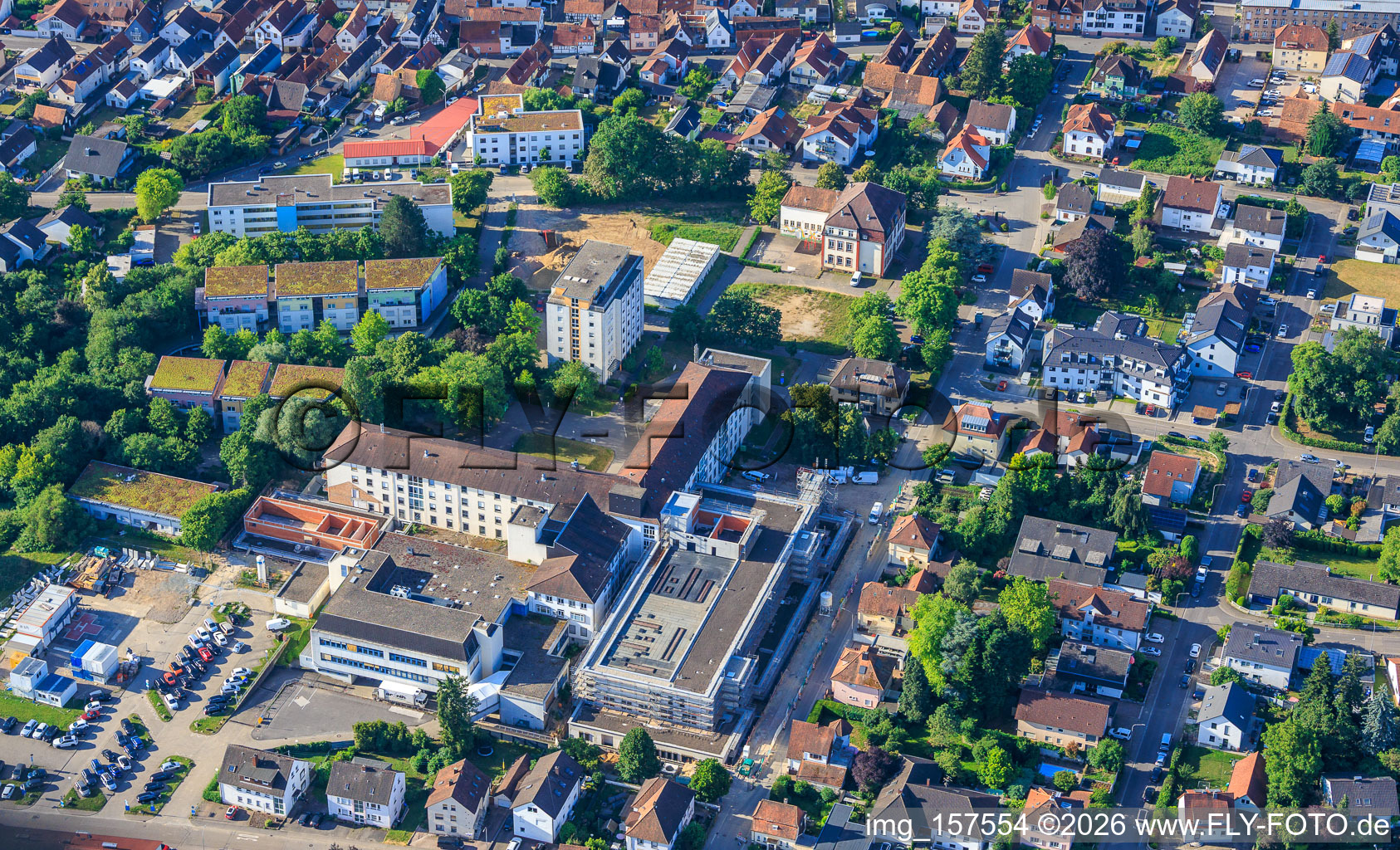 Baustelle für den NEUBAU der NOTAUFNAHME, INTENSIVMEDIZIN UND DIAGNOSTIKBEREICHE der Asklepios Südpfalzkliniken GmbH. Projektsteuerung: BPM Bau- und Projektmanagement Hart GmbH. BPM Architektur, Planung + Objektüberwachung: alsh sander hofrichter architekten GmbH Gesellschaft für Architektur und Generalplanung. Planungsbüro Noll GmbH , TGA-Planung / Heizung-Lüftung-Sanitär-Medizinische Gase-Gebäudeautomation, TGA-Planung / Stark- u. Schwachstromtechnische Anlagen / Fördertechnik: DE-Plan GmbH & Co. KG, Tragwerksplanung: ZPP Ingenieure AG, Freianlagen hofmann_röttgen Landschaftsarchitekten BDLA, Brandschutz: Rieser-Wessel Brandschutzsachverständige & Ingenieure PartG mbB und Bauphysik / Schallschutz-Akustik: Ingenieurbüro Seidel in Kandel im Bundesland Rheinland-Pfalz, Deutschland