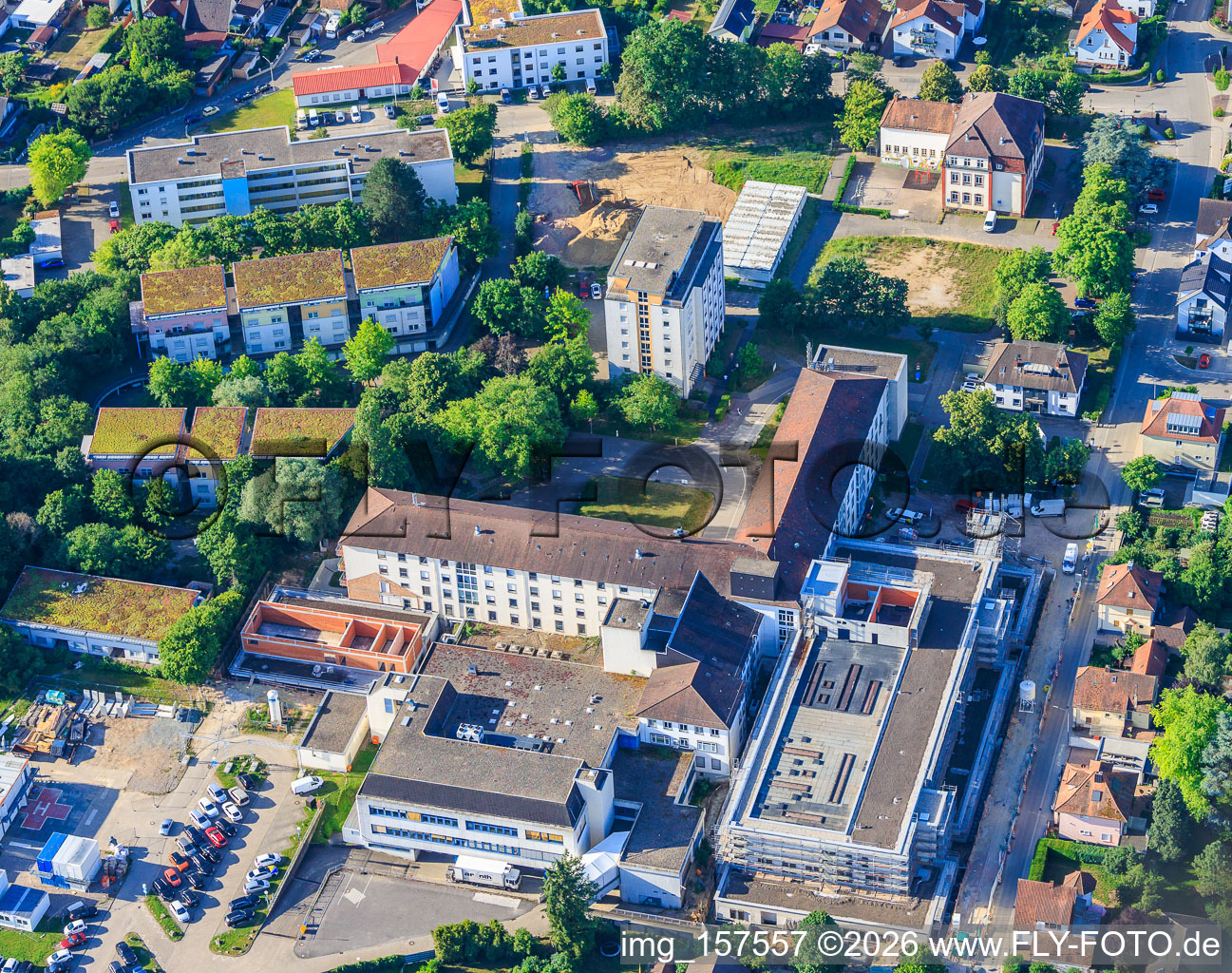 Baustelle für den NEUBAU der NOTAUFNAHME, INTENSIVMEDIZIN UND DIAGNOSTIKBEREICHE der Asklepios Südpfalzkliniken GmbH. Projektsteuerung: BPM Bau- und Projektmanagement Hart GmbH. BPM Architektur, Planung + Objektüberwachung: alsh sander hofrichter architekten GmbH Gesellschaft für Architektur und Generalplanung. Planungsbüro Noll GmbH , TGA-Planung / Heizung-Lüftung-Sanitär-Medizinische Gase-Gebäudeautomation, TGA-Planung / Stark- u. Schwachstromtechnische Anlagen / Fördertechnik: DE-Plan GmbH & Co. KG, Tragwerksplanung: ZPP Ingenieure AG, Freianlagen hofmann_röttgen Landschaftsarchitekten BDLA, Brandschutz: Rieser-Wessel Brandschutzsachverständige & Ingenieure PartG mbB und Bauphysik / Schallschutz-Akustik: Ingenieurbüro Seidel in Kandel im Bundesland Rheinland-Pfalz, Deutschland