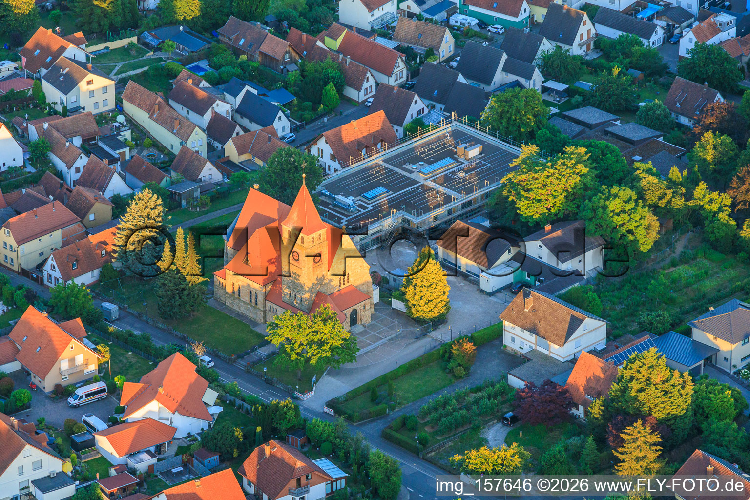 Kath. Kirche St. Michael im letzten Abendklicht in Insheim im Bundesland Rheinland-Pfalz, Deutschland
