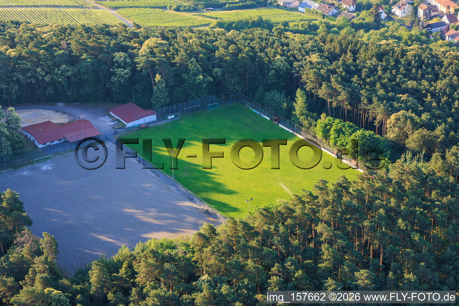 Sportplätze des SV Schweigen-Rechtenbach 1929 e.V. im Wald im Bundesland Rheinland-Pfalz, Deutschland