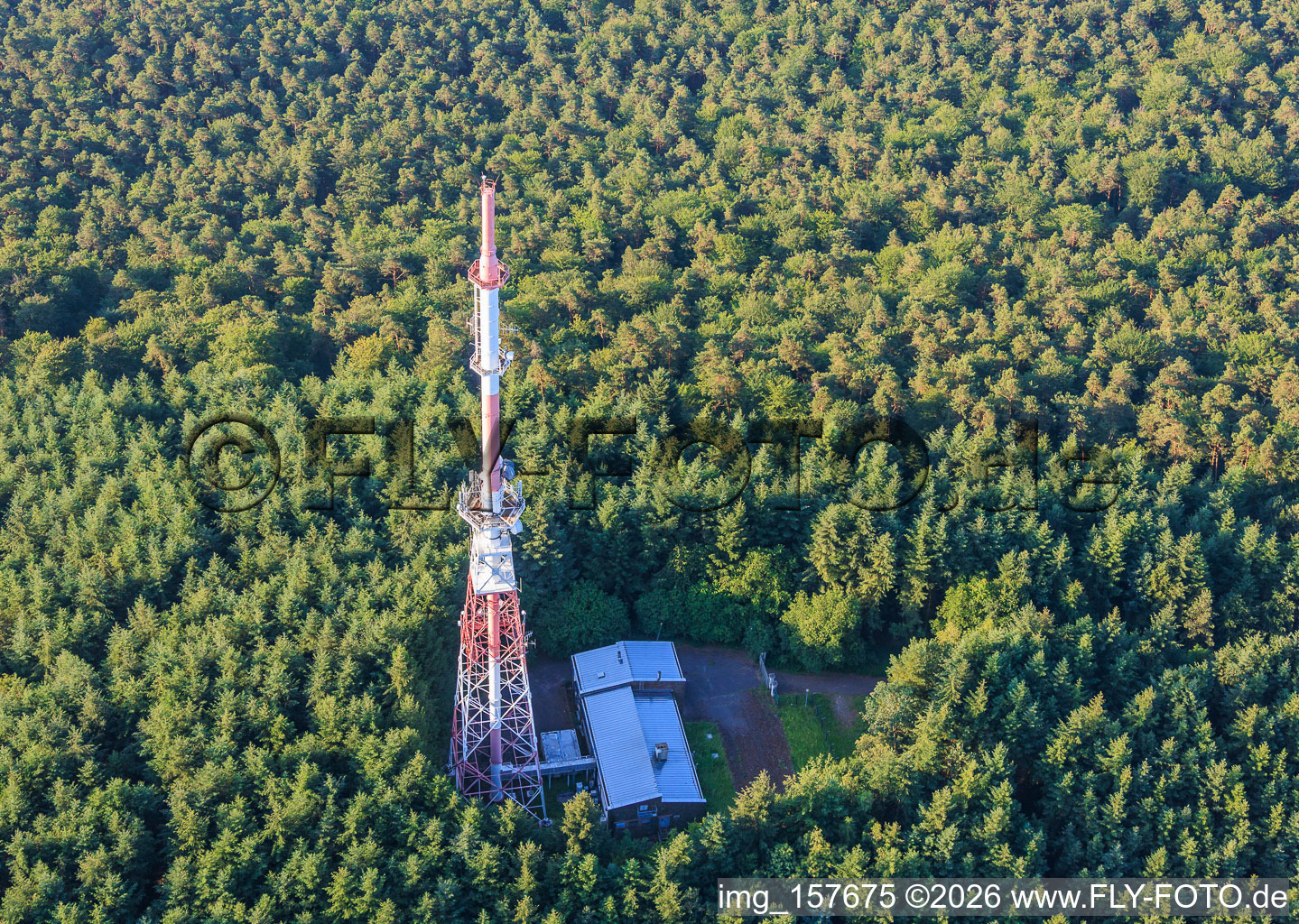 Rot-weisser Sendemast am Col du Pigeonnier in Wissembourg im Bundesland Bas-Rhin, Frankreich