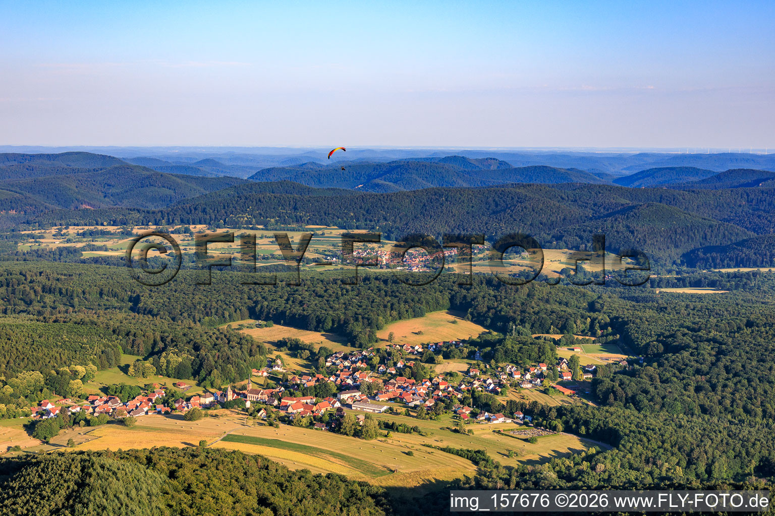 Dorfansicht aus Osten mit Paragleiter in Climbach im Bundesland Bas-Rhin, Frankreich