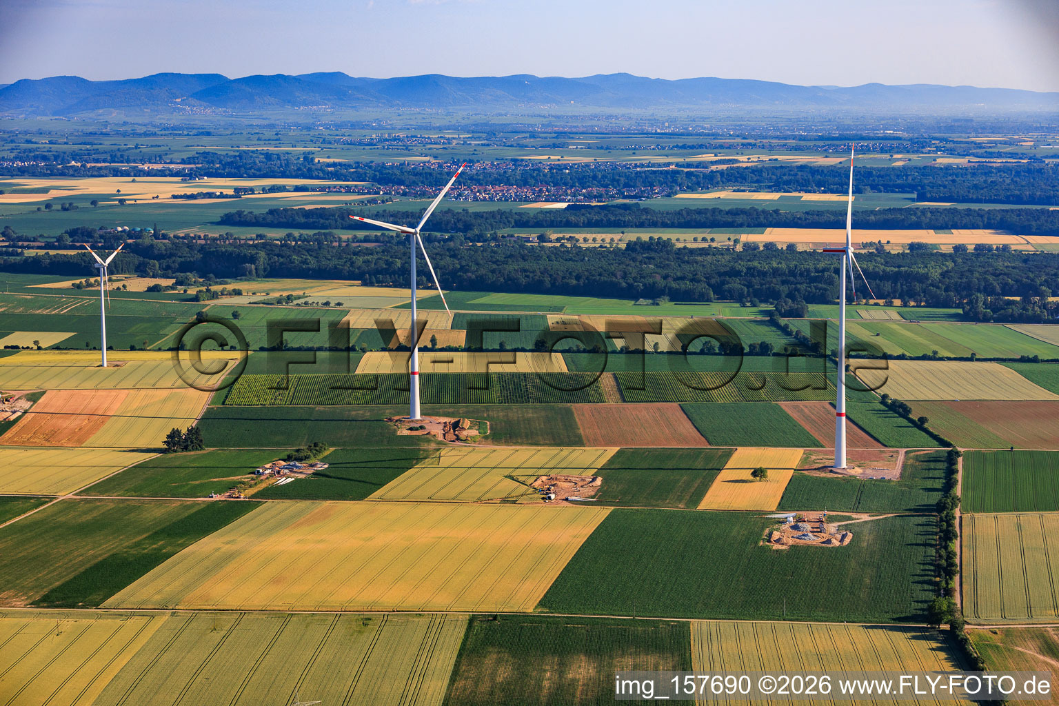 Abriss und Zerlegen der vier Altanlagen (GE 1.5) aus 2004 nach Repowering des Windpark Minfeld im Bundesland Rheinland-Pfalz, Deutschland