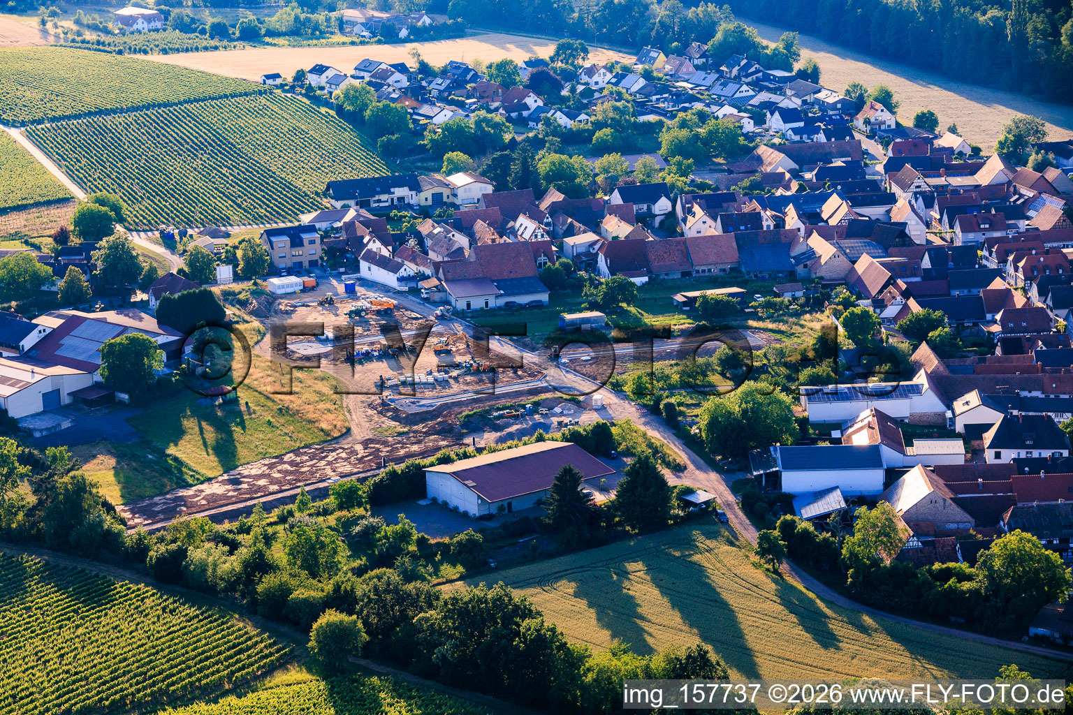 Erschliessung des Neubaugebiet am Weingut Lindenhof im Ortsteil Klingen in Heuchelheim-Klingen im Bundesland Rheinland-Pfalz, Deutschland