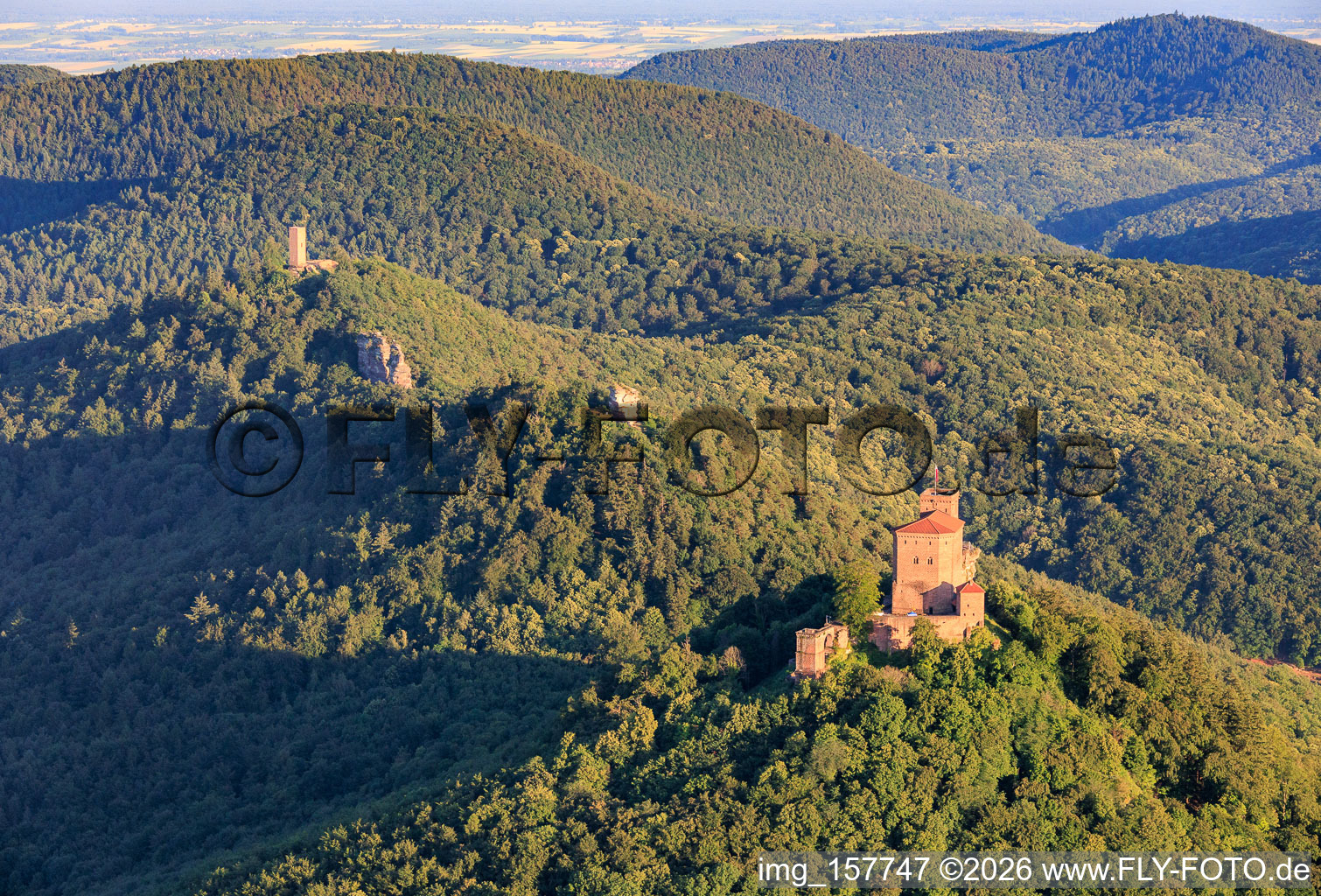 Drei Burgen: Trifels, Anebos, Jungturm Münz und renovierter Tumr Scharfenberg im Ortsteil Bindersbach in Annweiler am Trifels im Bundesland Rheinland-Pfalz, Deutschland