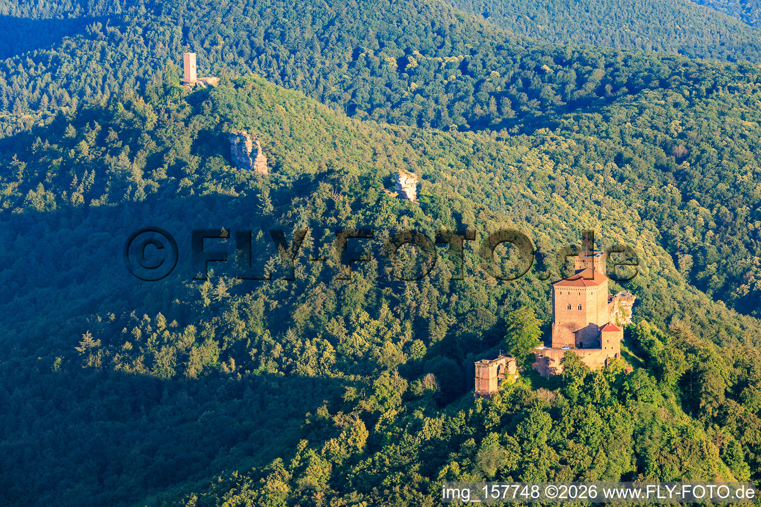 Drei Burgen: Trifels, Anebos, Jungturm Münz und renovierter Tumr Scharfenberg im Ortsteil Bindersbach in Annweiler am Trifels im Bundesland Rheinland-Pfalz, Deutschland