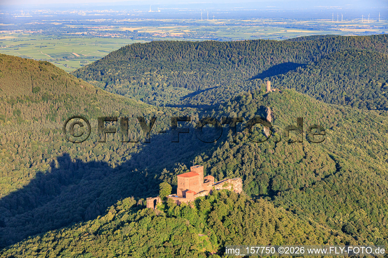 Drei Burgen: Trifels, Anebos, Jungturm Münz und renovierter Tumr Scharfenberg im Ortsteil Bindersbach in Annweiler am Trifels im Bundesland Rheinland-Pfalz, Deutschland