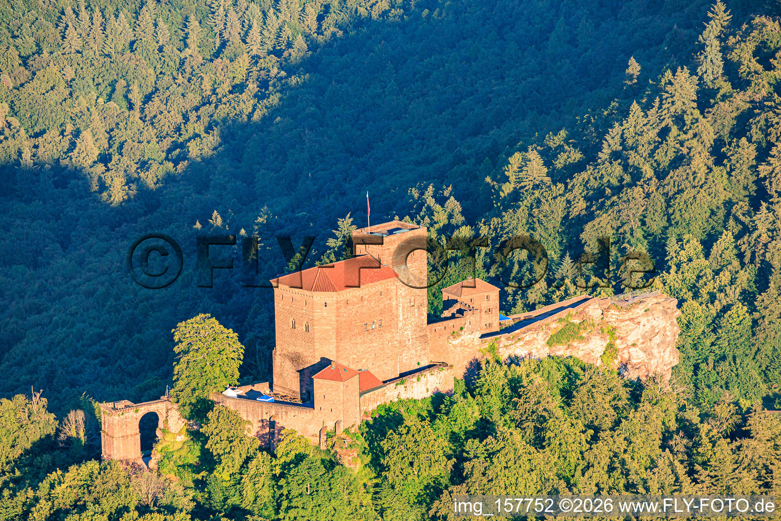 Burg Trifels von Südwesten in Annweiler am Trifels im Bundesland Rheinland-Pfalz, Deutschland