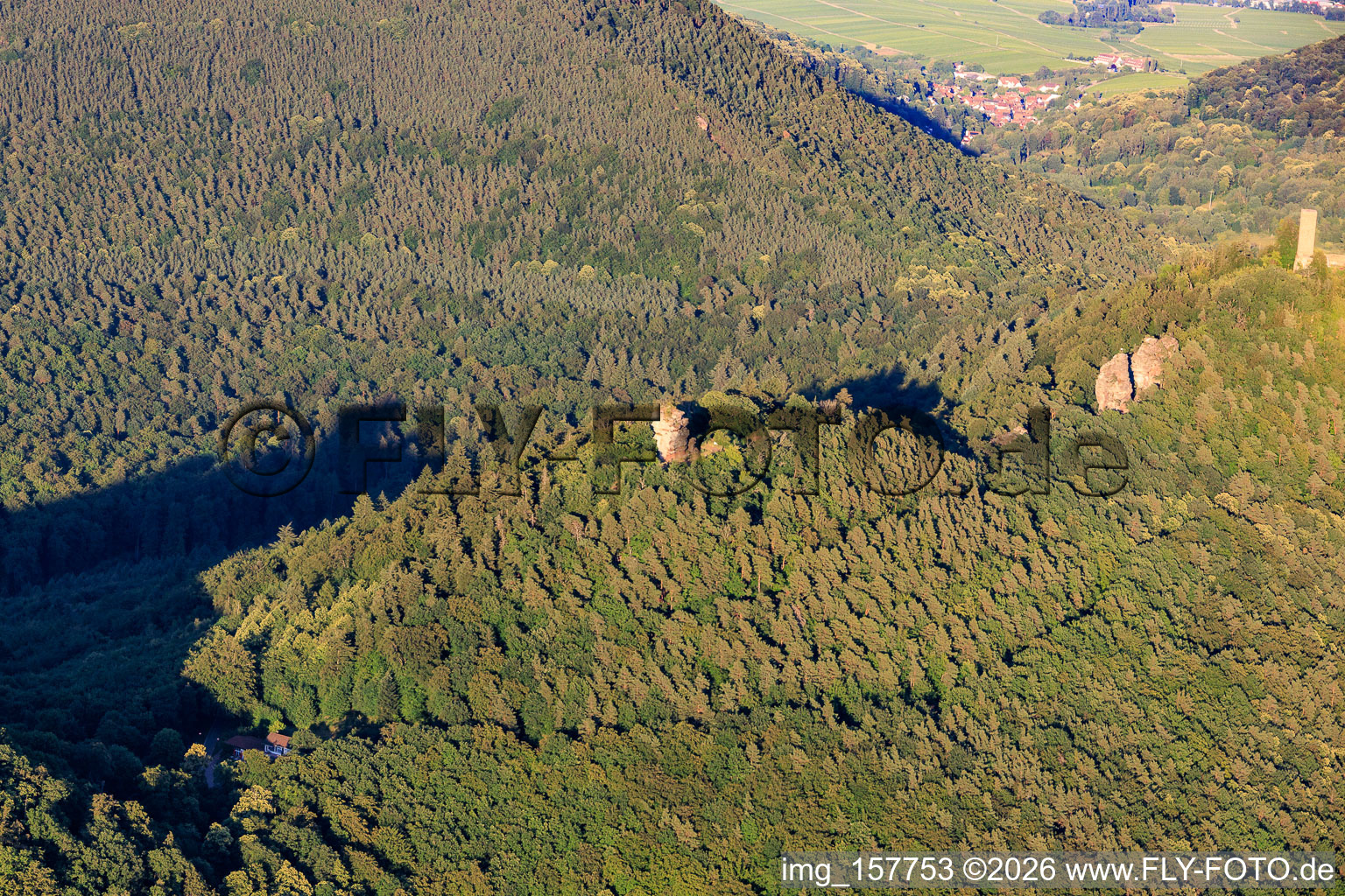 Felsen und Burgen: Anebos, Jungturm Münz und enovierter Tumr Scharfenberg in Leinsweiler im Bundesland Rheinland-Pfalz, Deutschland