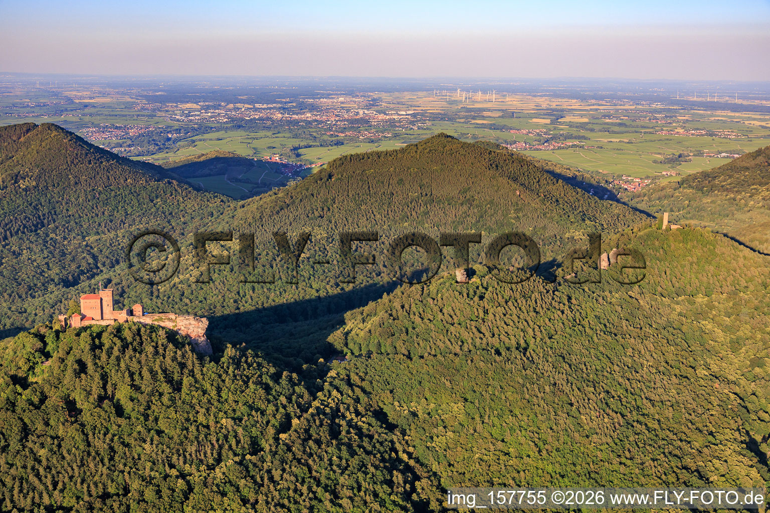 Drei Burgen: Trifels, Anebos, Jungturm Münz und renovierter Tumr Scharfenberg im Ortsteil Bindersbach in Annweiler am Trifels im Bundesland Rheinland-Pfalz, Deutschland