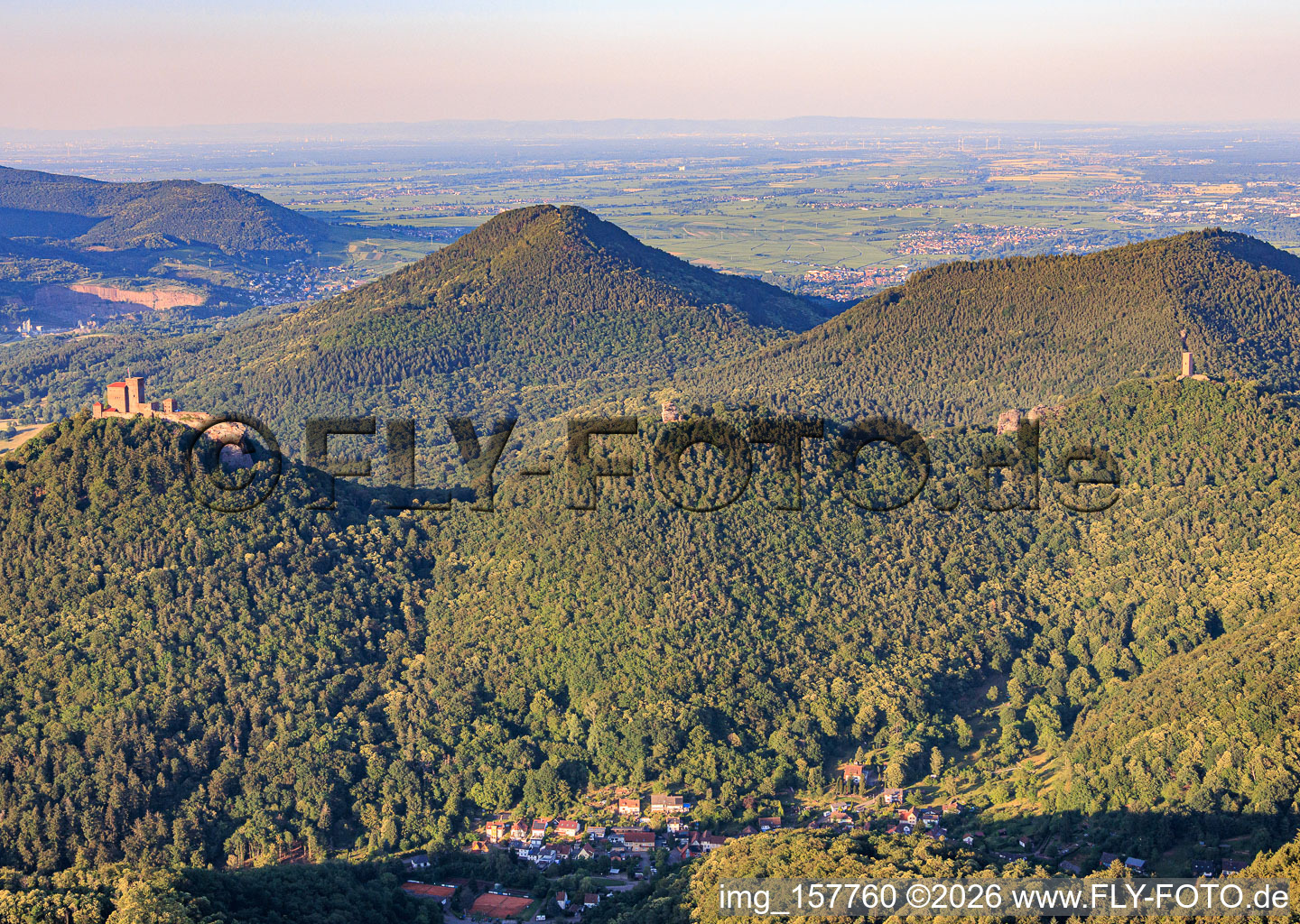 Drei Burgen aus Südwesten: Trifels, Anebos, Jungturm Münz und renovierter Tumr Scharfenberg im Ortsteil Bindersbach in Annweiler am Trifels im Bundesland Rheinland-Pfalz, Deutschland