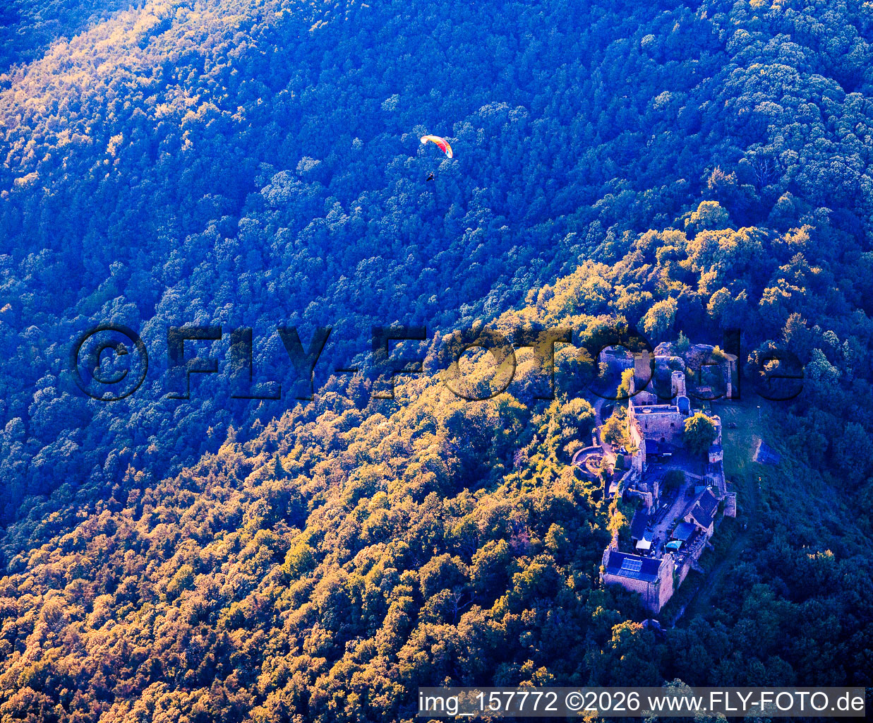 Burgruine Madenburg mit Paragleiter aus Südosten in Eschbach im Bundesland Rheinland-Pfalz, Deutschland