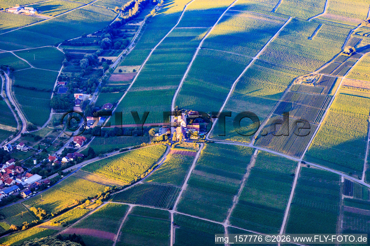 Letzter Sonnenstrahl auf den Leinsweiler Hof im Bundesland Rheinland-Pfalz, Deutschland