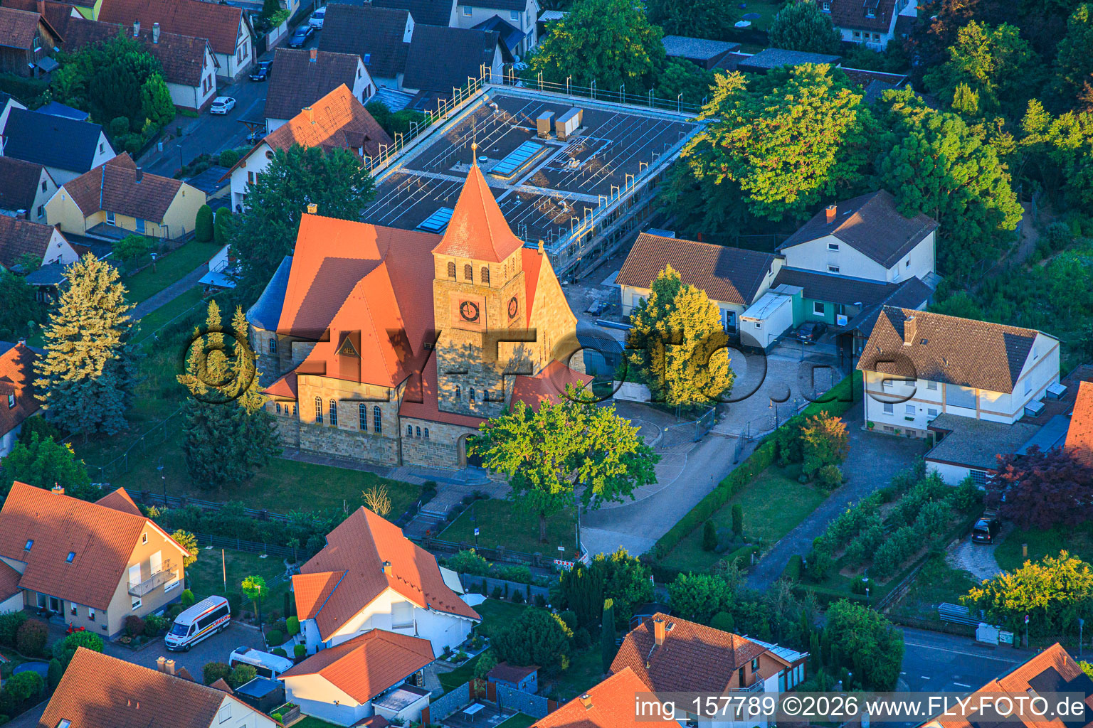Kath. Kirche St. Michael im letzten Abendklicht in Insheim im Bundesland Rheinland-Pfalz, Deutschland