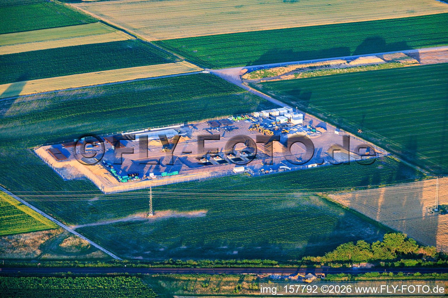 Baustelle des zweiten Bohrplatz auf dem Trappelberg des Lionheart-Projekts der Vulcan Energy für die zukünftige klimaneutrale Wärmeversorgung der Stadt Landau sowie Lithiumextraktion und Stromproduktion durch ORC-Anlage in Rohrbach im Bundesland Rheinland-Pfalz, Deutschland