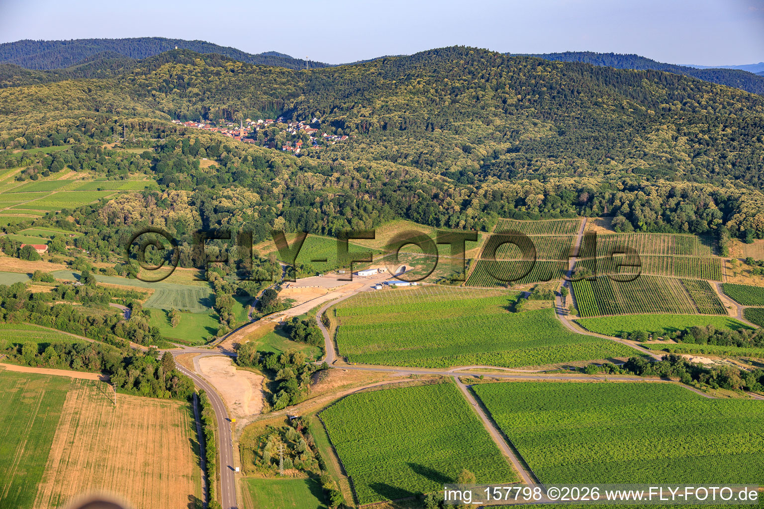 Baustelle des Tunnelportals Ost für den Astrid-Tunnel zur Unterquerung und Ortsumgehung von Bad Bergzabern zwischen B38 (Weinstraße) und B427 (Kurtalstraße) in Dörrenbach im Bundesland Rheinland-Pfalz, Deutschland
