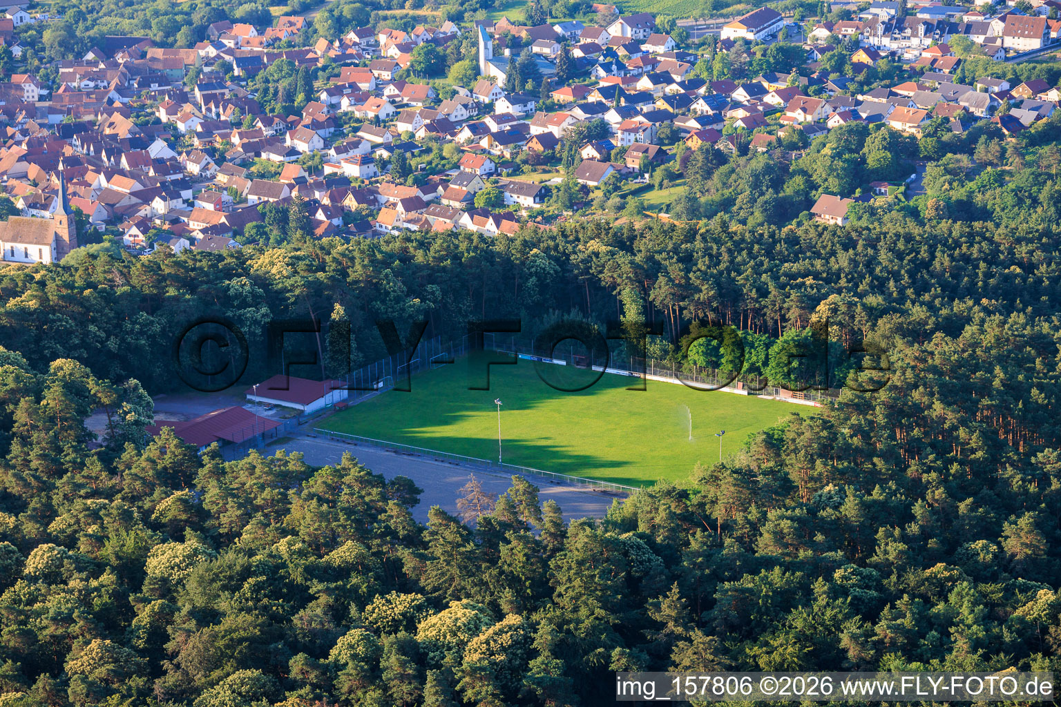 Sportplätze des SV Schweigen-Rechtenbach 1929 e.V. im Wald im Bundesland Rheinland-Pfalz, Deutschland