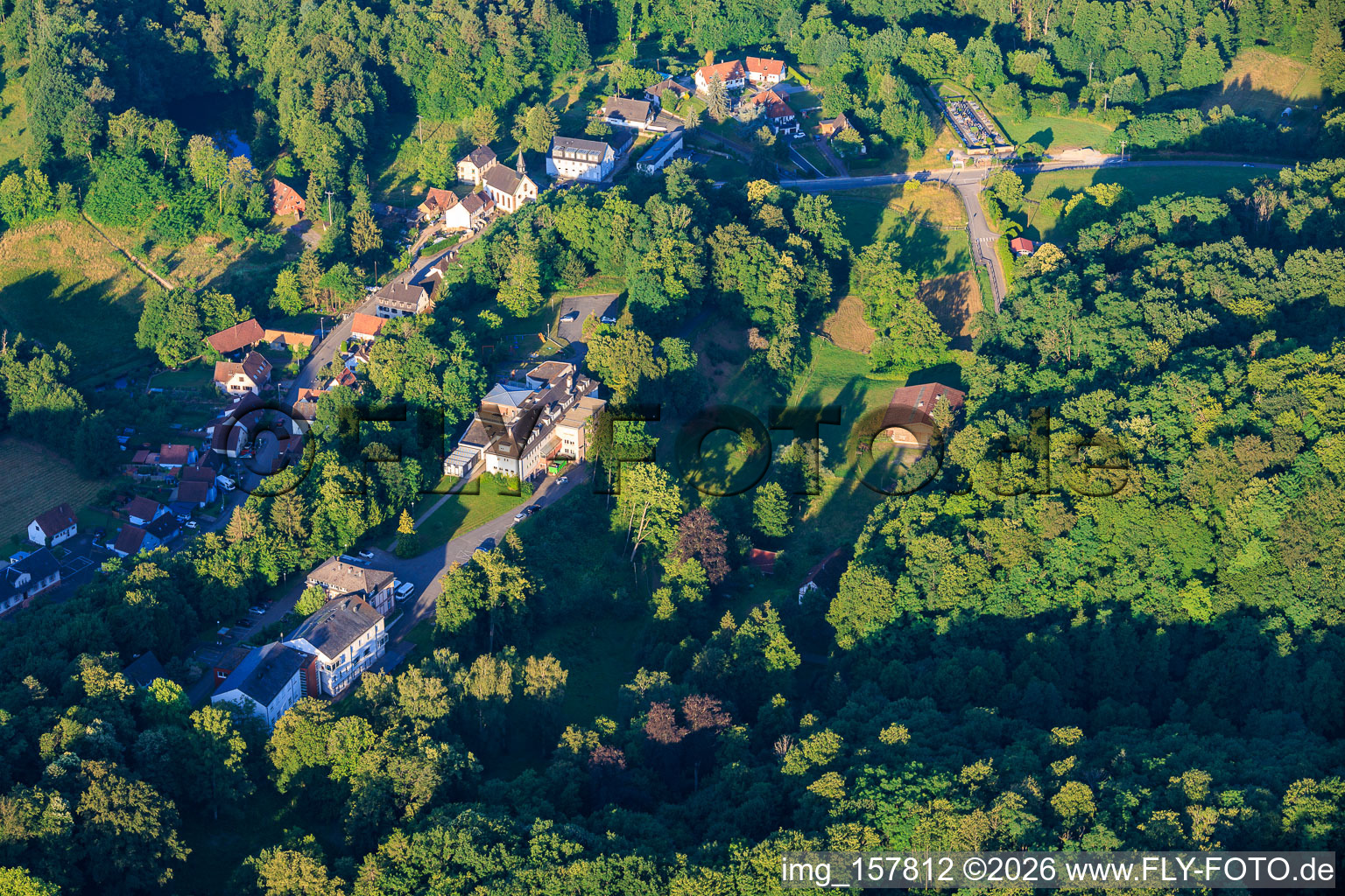 Dorfansicht im Lautertal aus Norden mit Le Mont des Oiseaux im Ortsteil Weiler in Wissembourg im Bundesland Bas-Rhin, Frankreich