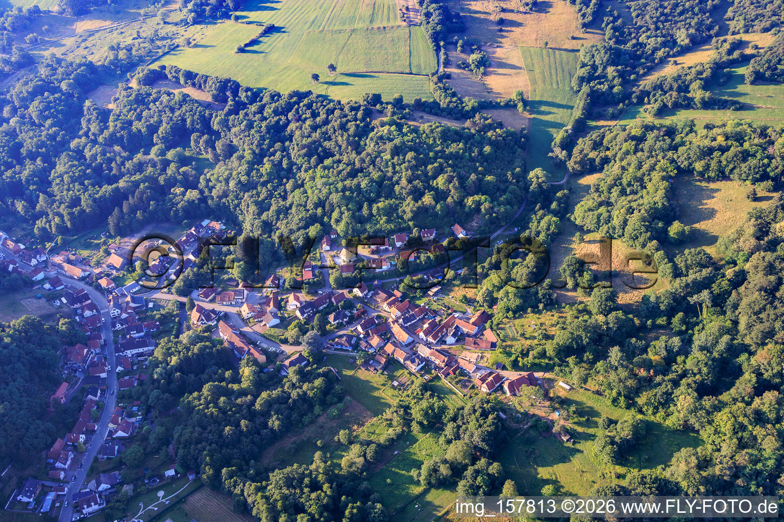Dorfansicht im Lautertal aus Nordwesten im Ortsteil Weiler in Wissembourg im Bundesland Bas-Rhin, Frankreich