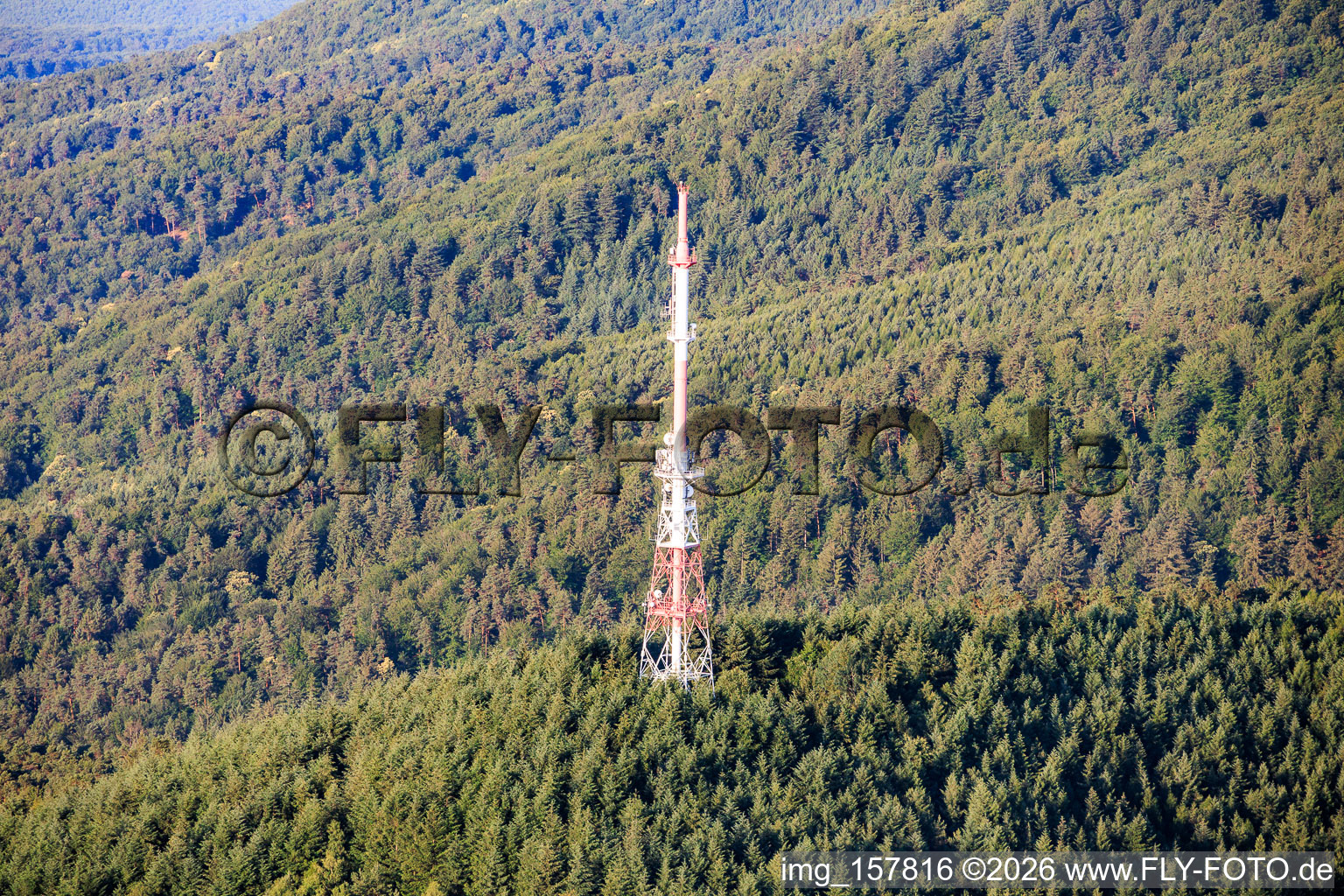 Rot-weisser Sendemast am Col du Pigeonnier in Wissembourg im Bundesland Bas-Rhin, Frankreich