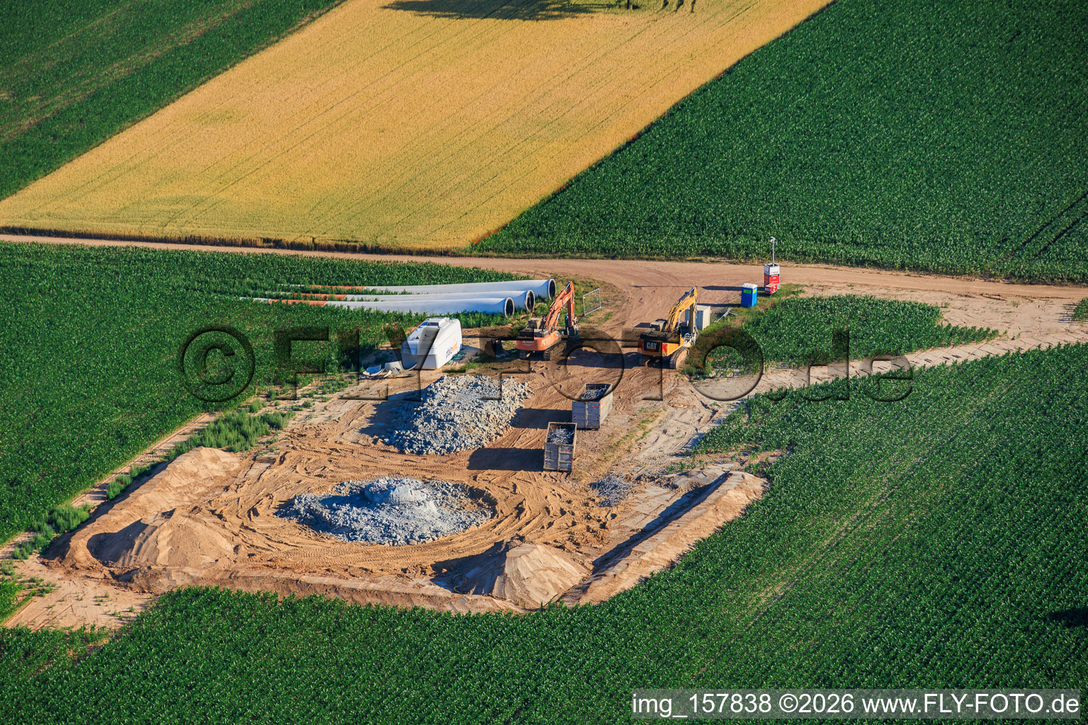 Abriss und Zerlegen der vier Altanlagen (GE 1.5) aus 2004 nach Repowering des Windpark Minfeld im Bundesland Rheinland-Pfalz, Deutschland