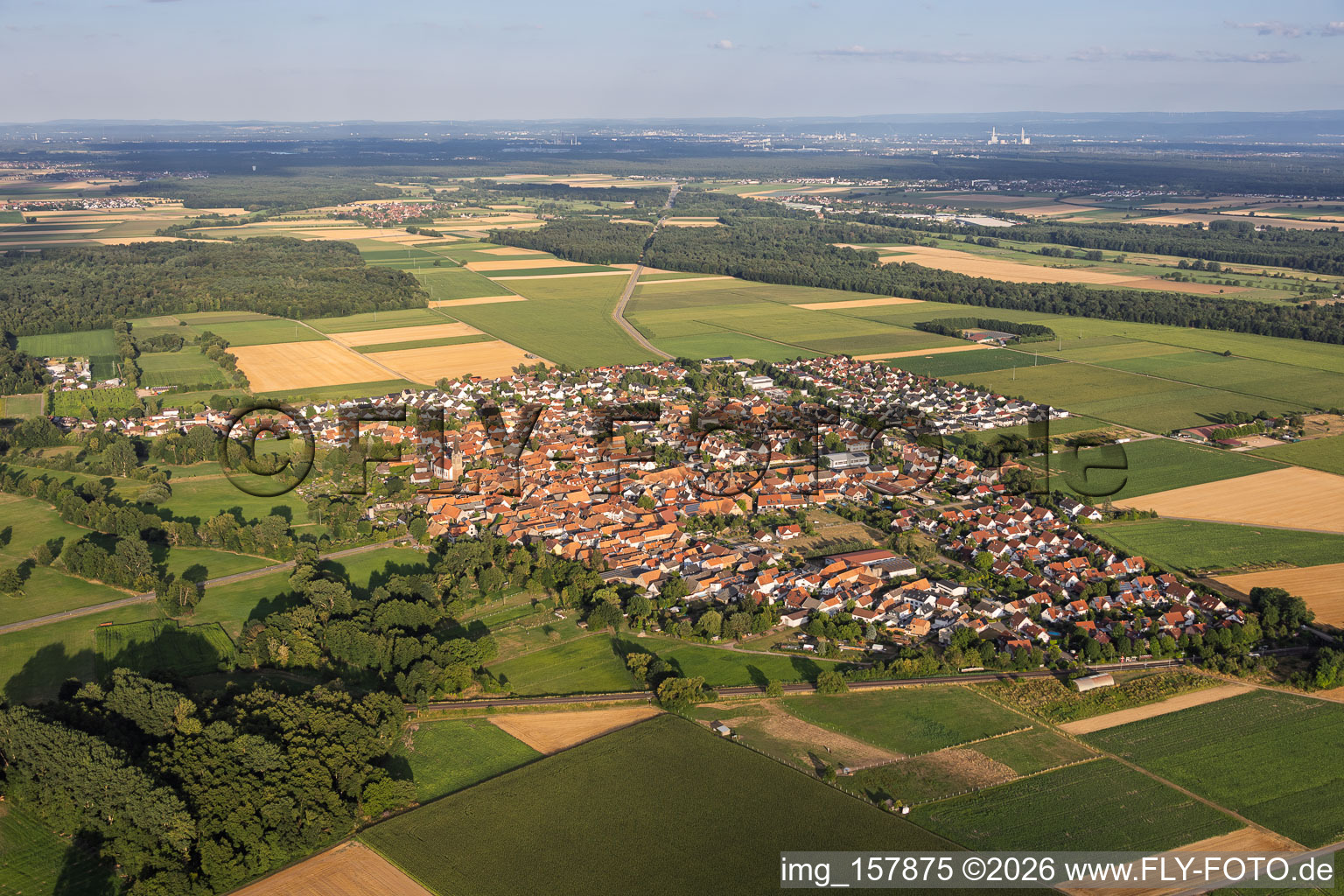 Steinweiler von Nordwesten im Bundesland Rheinland-Pfalz, Deutschland