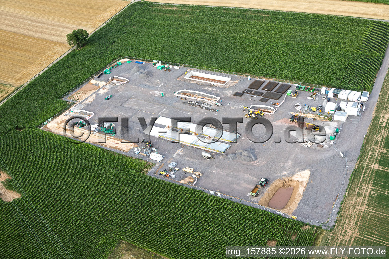 Baustelle des zweiten Bohrplatz auf dem Trappelberg des Lionheart-Projekts der Vulcan Energy für die zukünftige klimaneutrale Wärmeversorgung der Stadt Landau sowie Lithiumextraktion und Stromproduktion durch ORC-Anlage in Rohrbach im Bundesland Rheinland-Pfalz, Deutschland