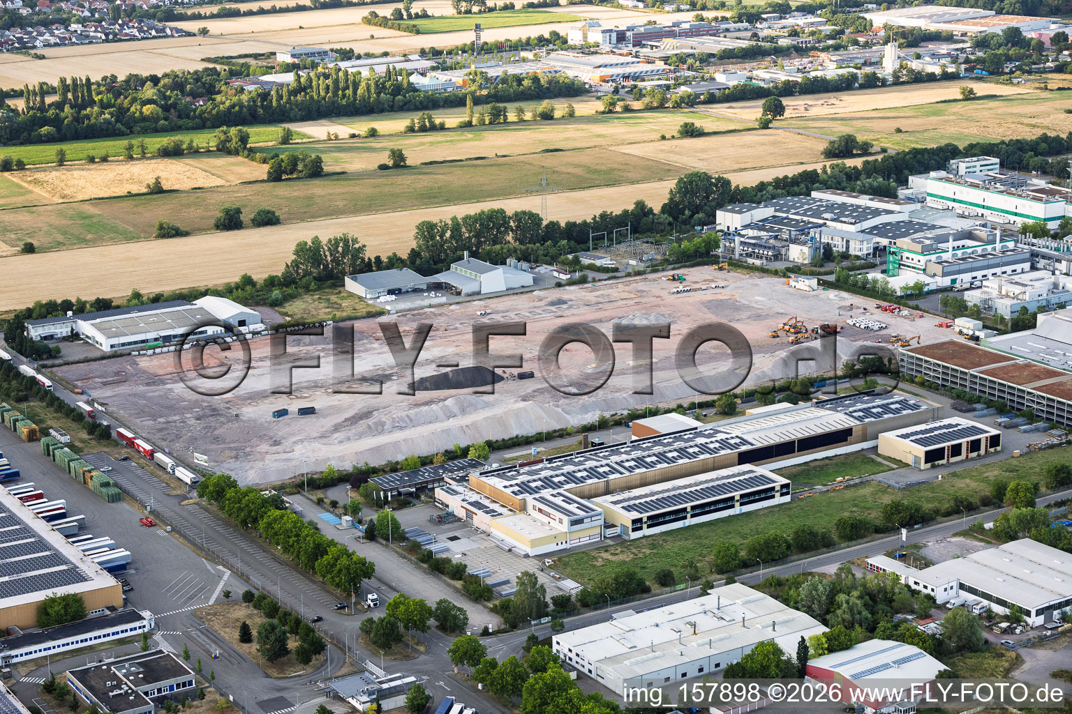 Frei geräumtes Gelände für das neue Logistikzentrum von Cain International durch den Projektentwickler NVELOP in Landau in der Pfalz im Bundesland Rheinland-Pfalz, Deutschland