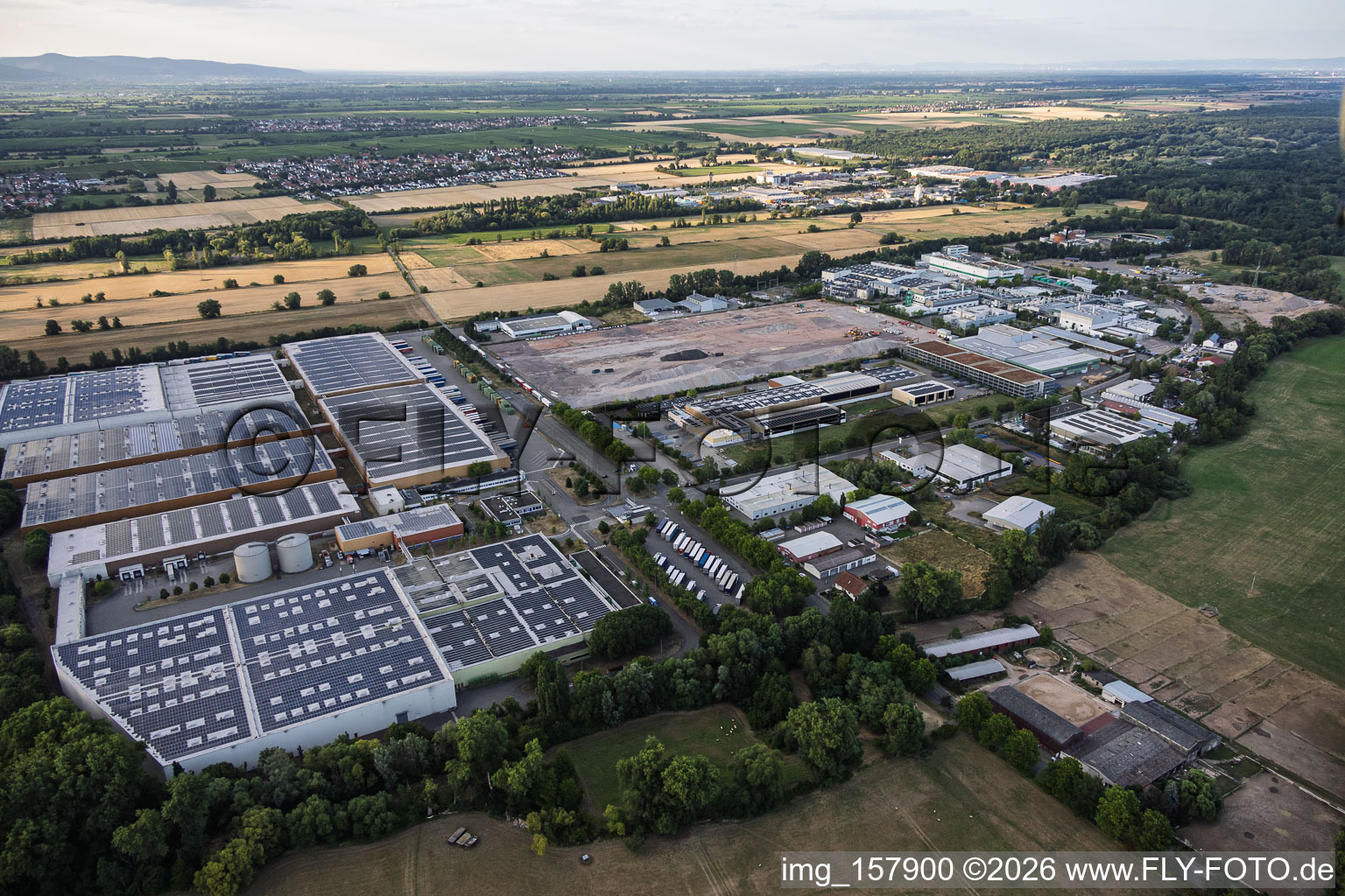 Frei geräumtes Gelände für das neue Logistikzentrum von Cain International durch den Projektentwickler NVELOP in Landau in der Pfalz im Bundesland Rheinland-Pfalz, Deutschland